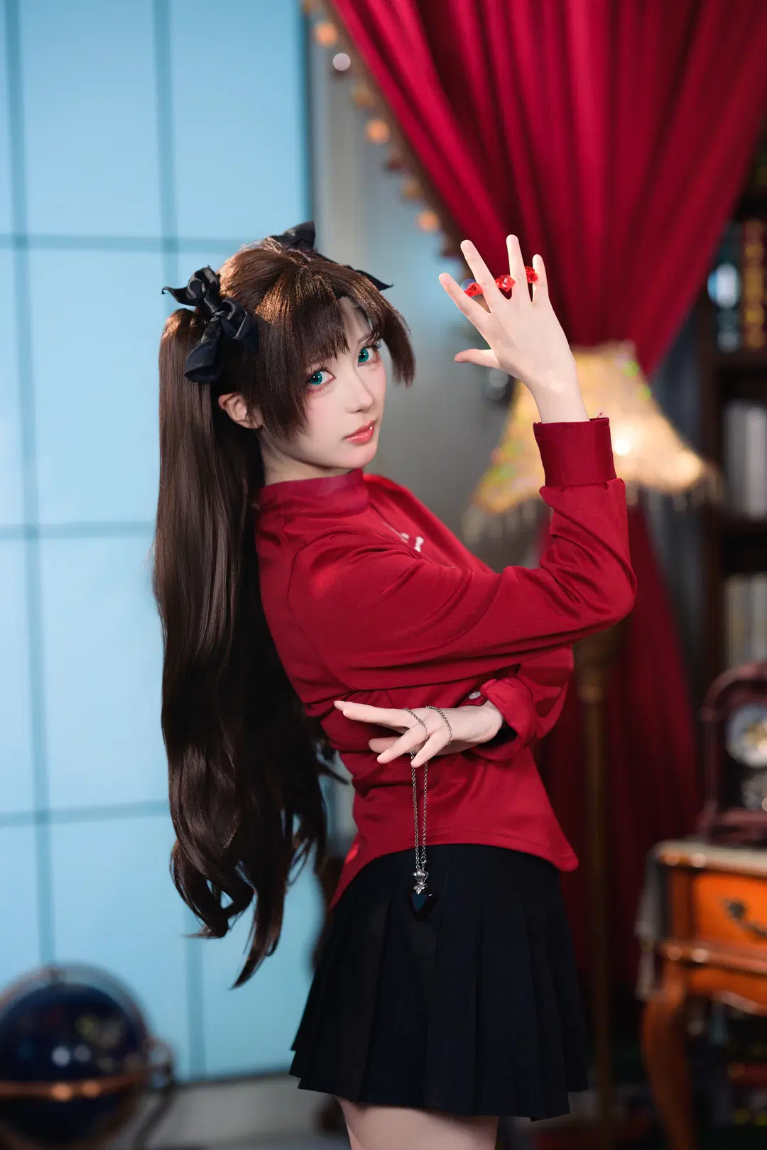【遠坂凛 コスプレ】『フェイト』シリーズの王道スタイル：赤黒コーデとオーバーニーソックスで綴るレトロな書斎の記録（コスプレ） - 银河天路 - 8枚目