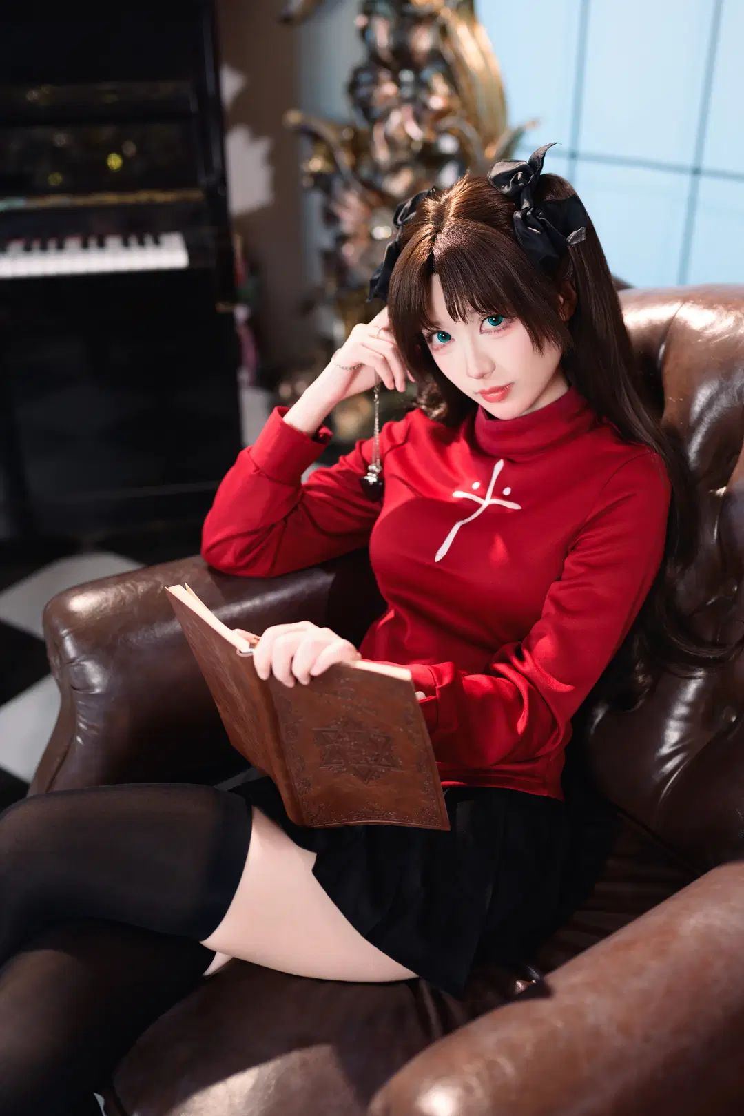 【遠坂凛 コスプレ】『フェイト』シリーズの王道スタイル：赤黒コーデとオーバーニーソックスで綴るレトロな書斎の記録（コスプレ） - 银河天路 - 9枚目