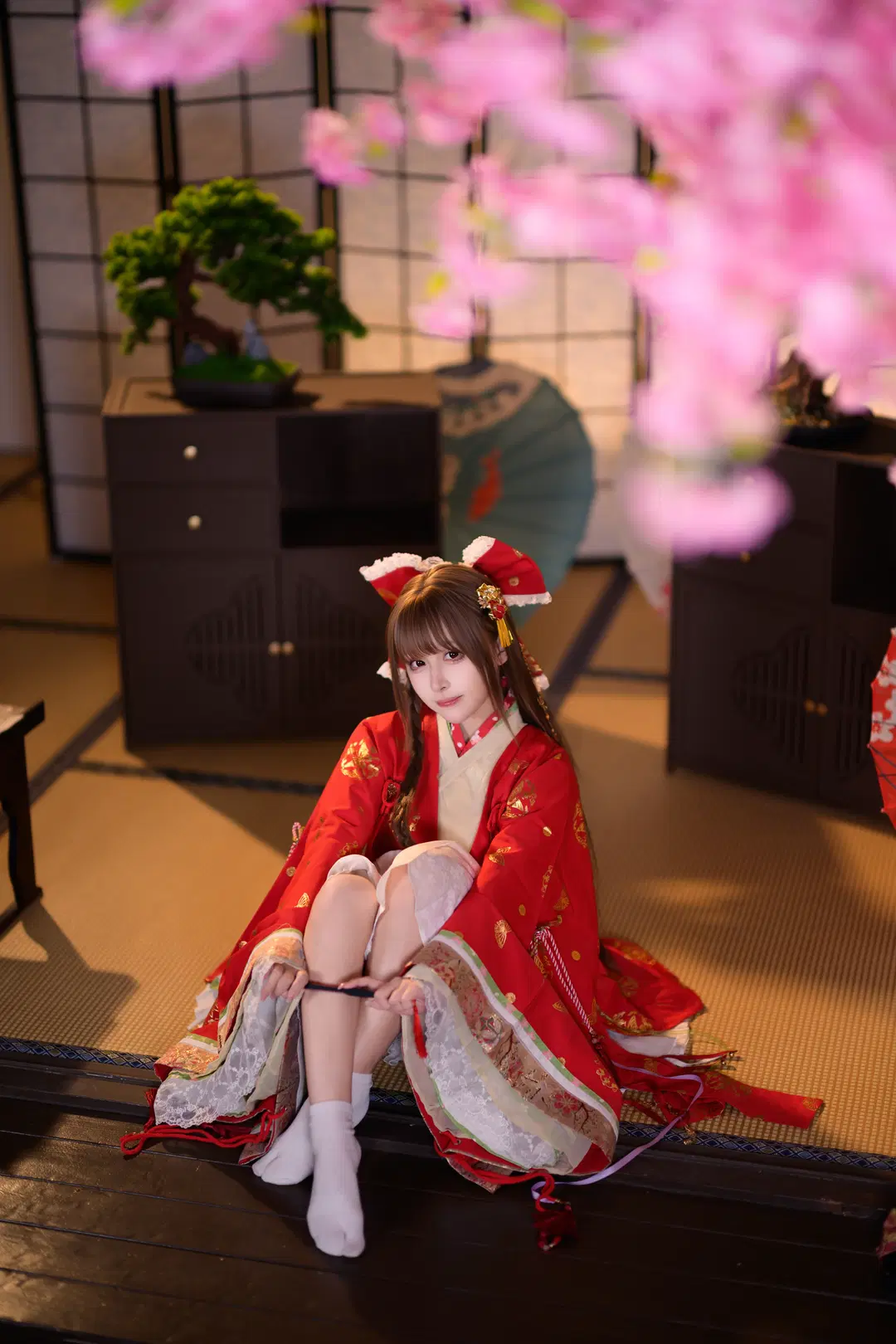 Touhou Project Japanese-Style Cosplay: Photoshoot Record of Red and Gold Furisode in a Cherry Blossom Washitsu by 银河天路 - Image 10