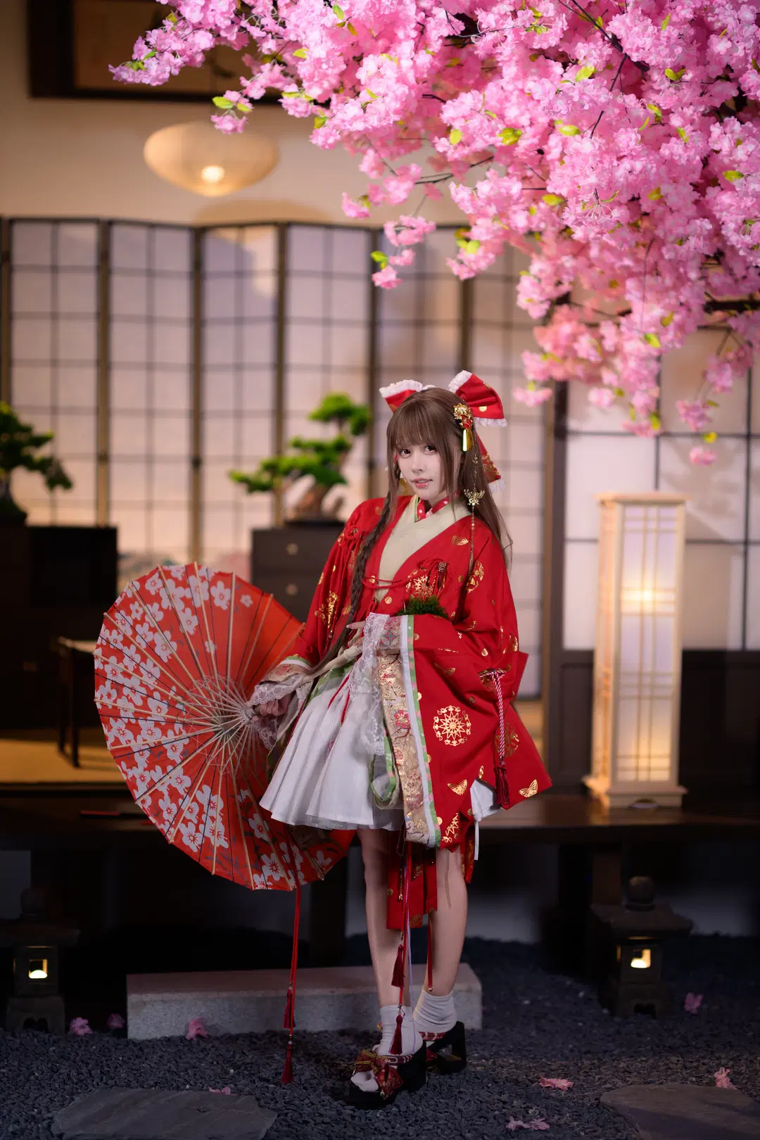 Touhou Project Japanese-Style Cosplay: Photoshoot Record of Red and Gold Furisode in a Cherry Blossom Washitsu by 银河天路 - Image 2
