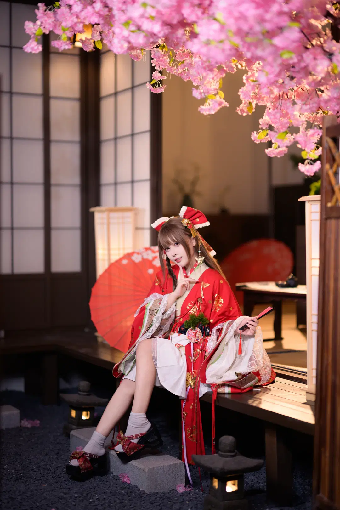 Touhou Project Japanese-Style Cosplay: Photoshoot Record of Red and Gold Furisode in a Cherry Blossom Washitsu by 银河天路 - Image 3