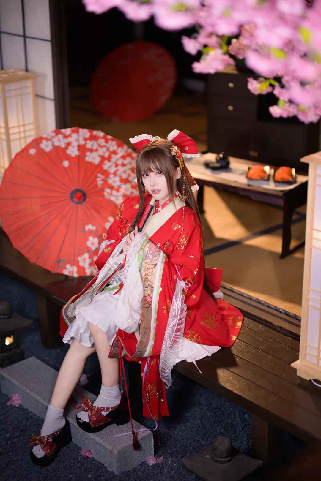 Touhou Project Japanese-Style Cosplay: Photoshoot Record of Red and Gold Furisode in a Cherry Blossom Washitsu by 银河天路 - Image 4
