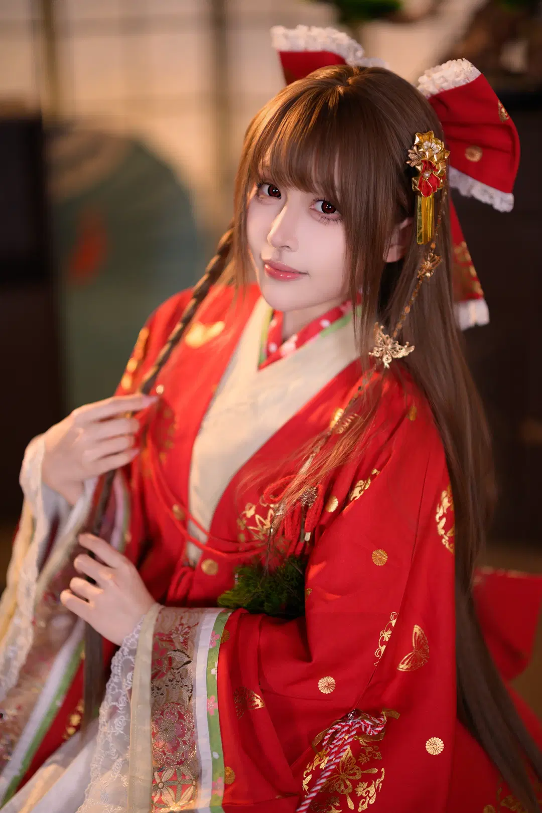Touhou Project Japanese-Style Cosplay: Photoshoot Record of Red and Gold Furisode in a Cherry Blossom Washitsu by 银河天路 - Image 6