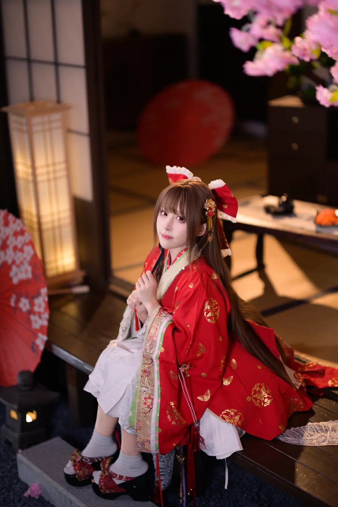 Touhou Project Japanese-Style Cosplay: Photoshoot Record of Red and Gold Furisode in a Cherry Blossom Washitsu by 银河天路 - Image 7