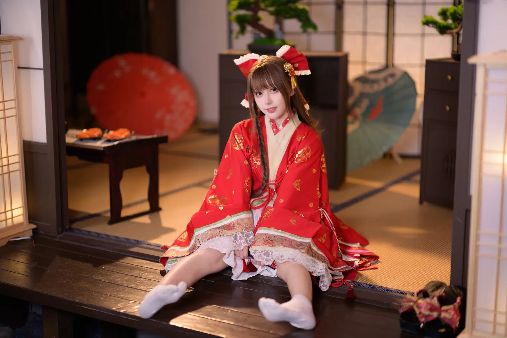 Touhou Project Japanese-Style Cosplay: Photoshoot Record of Red and Gold Furisode in a Cherry Blossom Washitsu by 银河天路 - Image 8