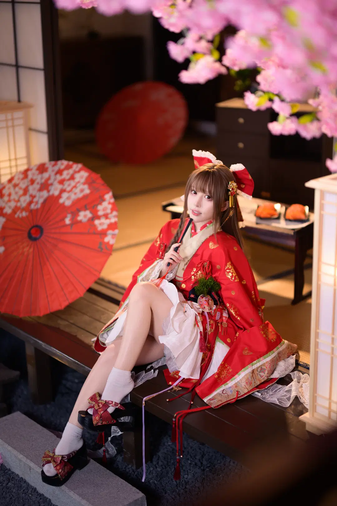 Touhou Project Japanese-Style Cosplay: Photoshoot Record of Red and Gold Furisode in a Cherry Blossom Washitsu by 银河天路 - Image 9