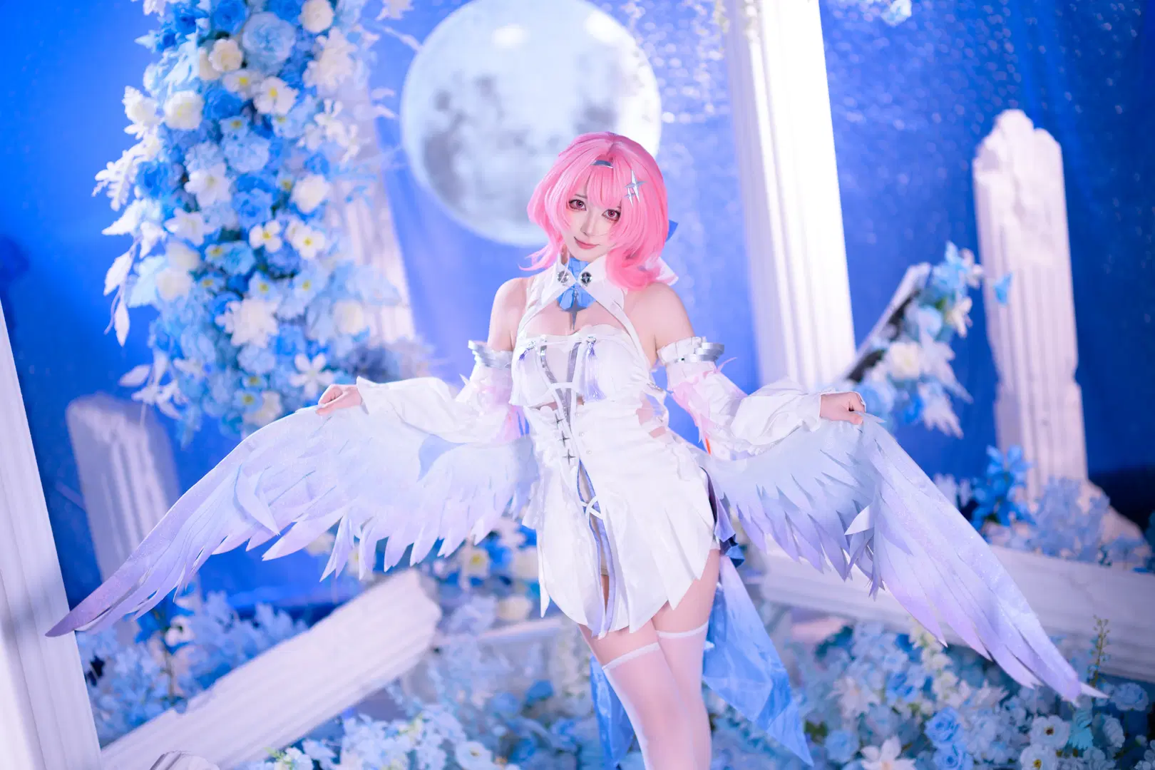 [Remielle cosplay] Zenless Zone Zero: Pure White Wings Frozen in a Blue-and-White Floral Dream by 银河天路 - Image 2