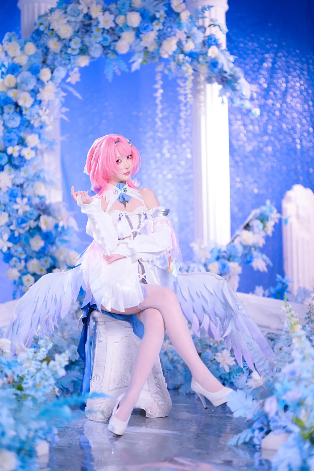 [Remielle cosplay] Zenless Zone Zero: Pure White Wings Frozen in a Blue-and-White Floral Dream by 银河天路 - Image 4