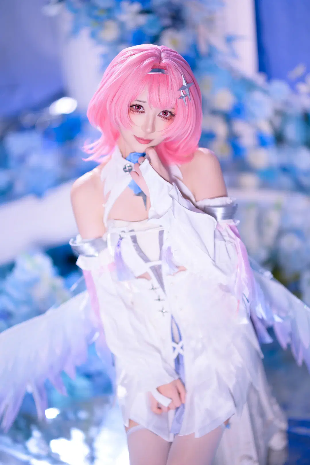 [Remielle cosplay] Zenless Zone Zero: Pure White Wings Frozen in a Blue-and-White Floral Dream by 银河天路 - Image 5
