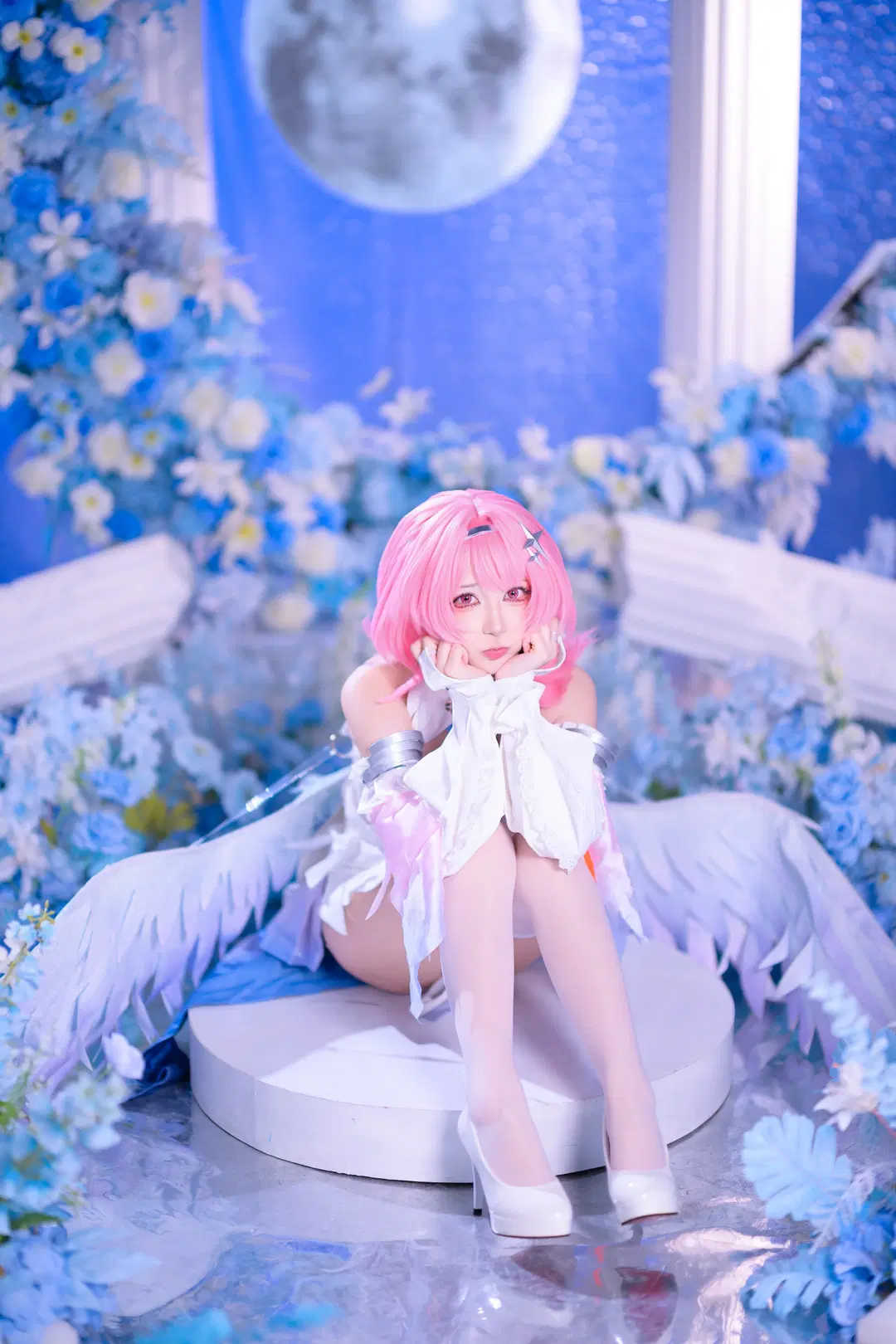[Remielle cosplay] Zenless Zone Zero: Pure White Wings Frozen in a Blue-and-White Floral Dream by 银河天路 - Image 6