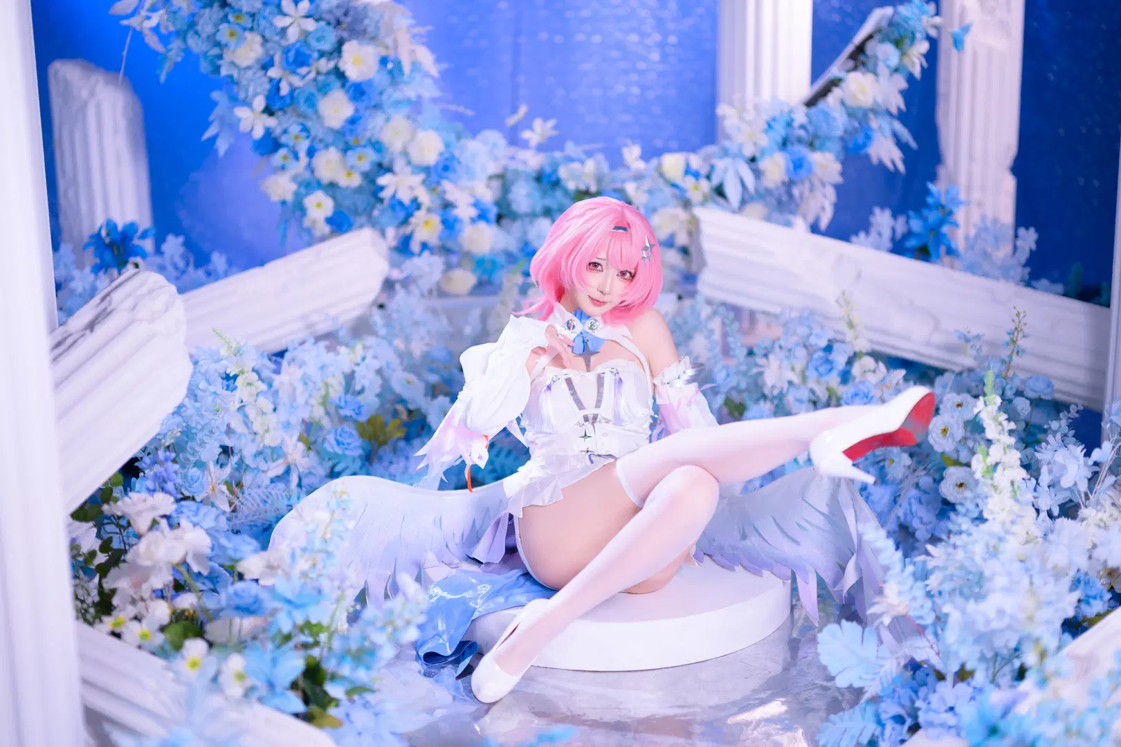 [Remielle cosplay] Zenless Zone Zero: Pure White Wings Frozen in a Blue-and-White Floral Dream by 银河天路 - Image 7