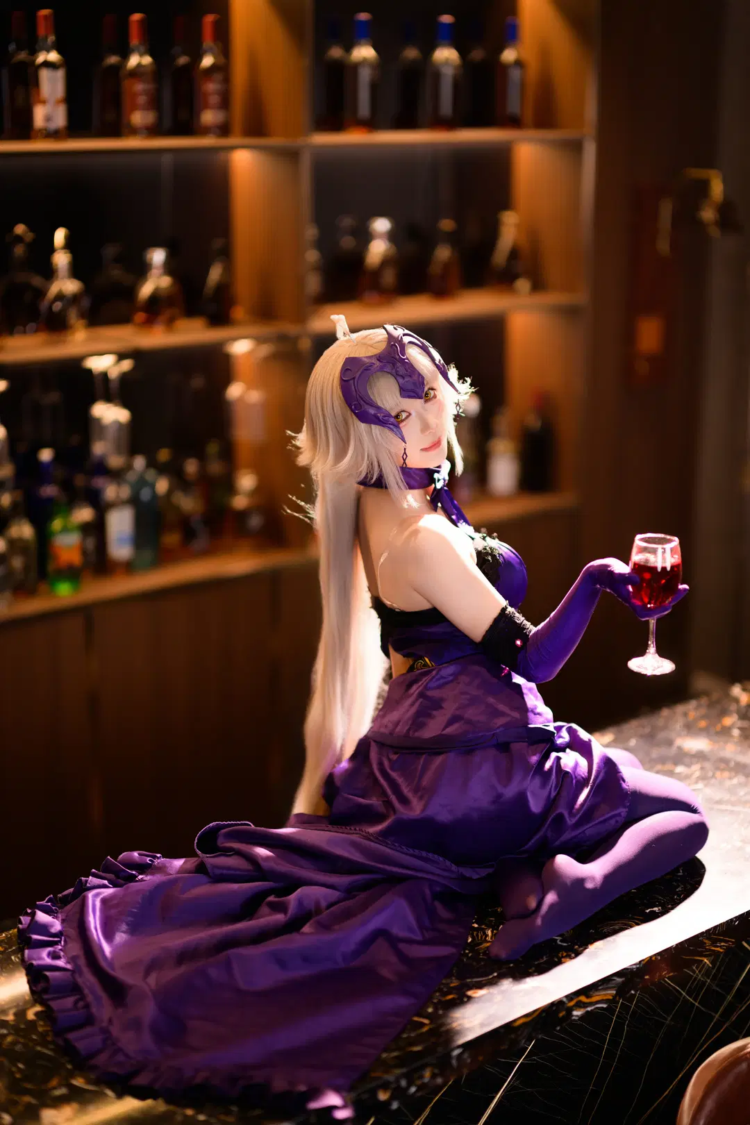 【黑贞cos】FGO黑贞礼服酒吧夜景写真 - 银河天路 - 第3张