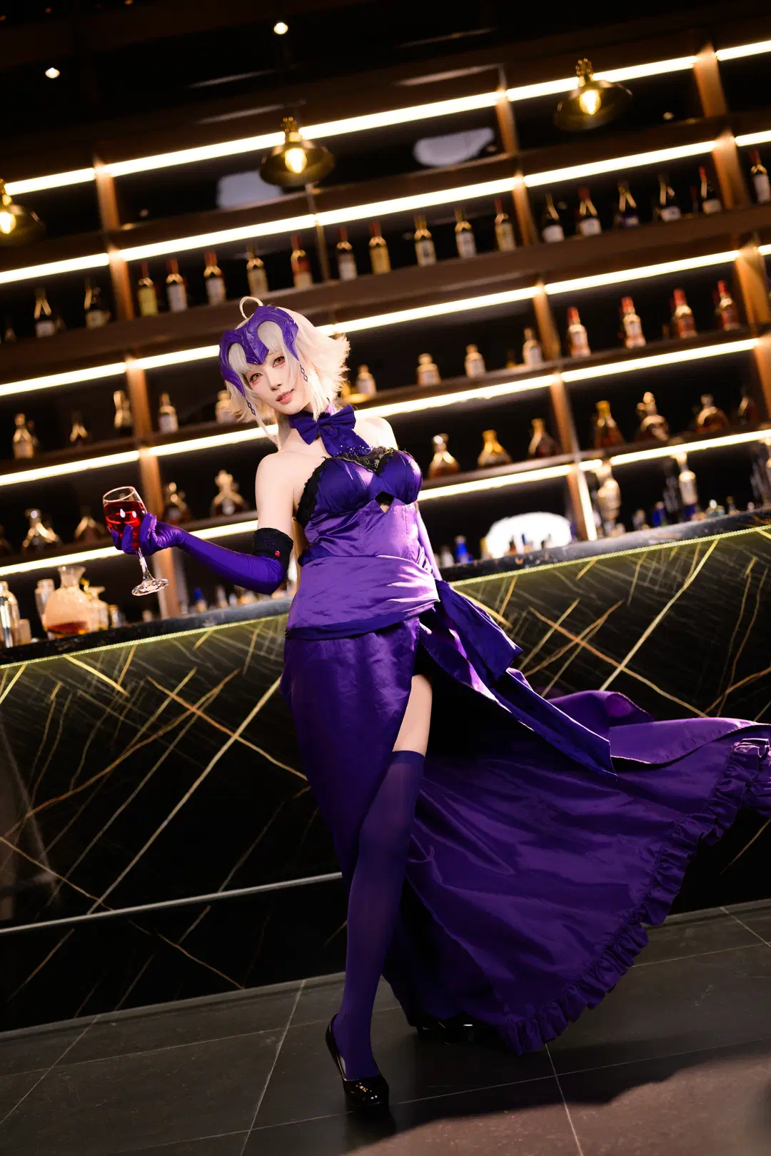 【黑贞cos】FGO黑贞礼服酒吧夜景写真 - 银河天路 - 第8张