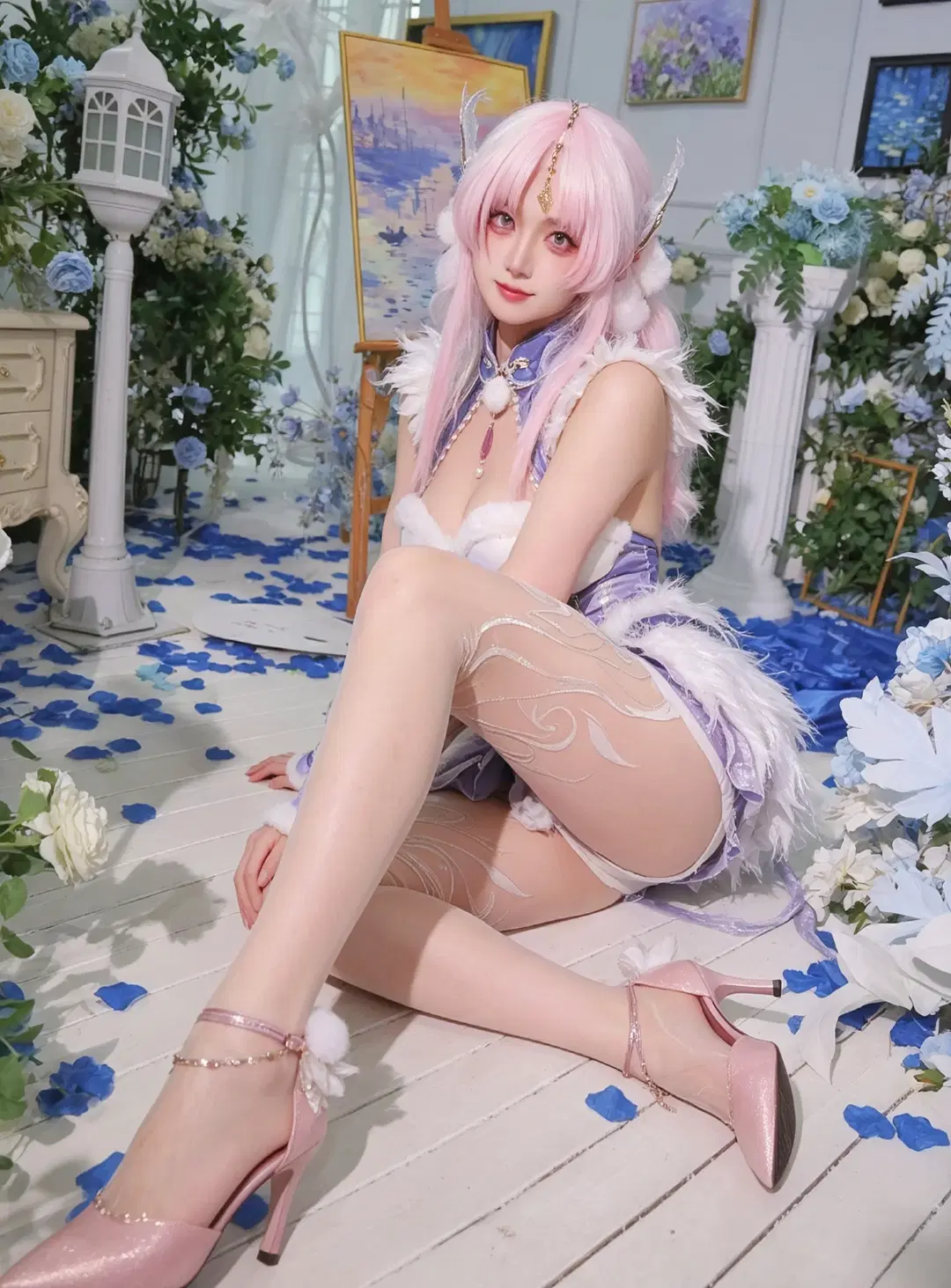 精灵耳造型, 樱花粉发cosplay, 羽毛裙穿搭, 白丝印花丝袜, 梦幻室内布景