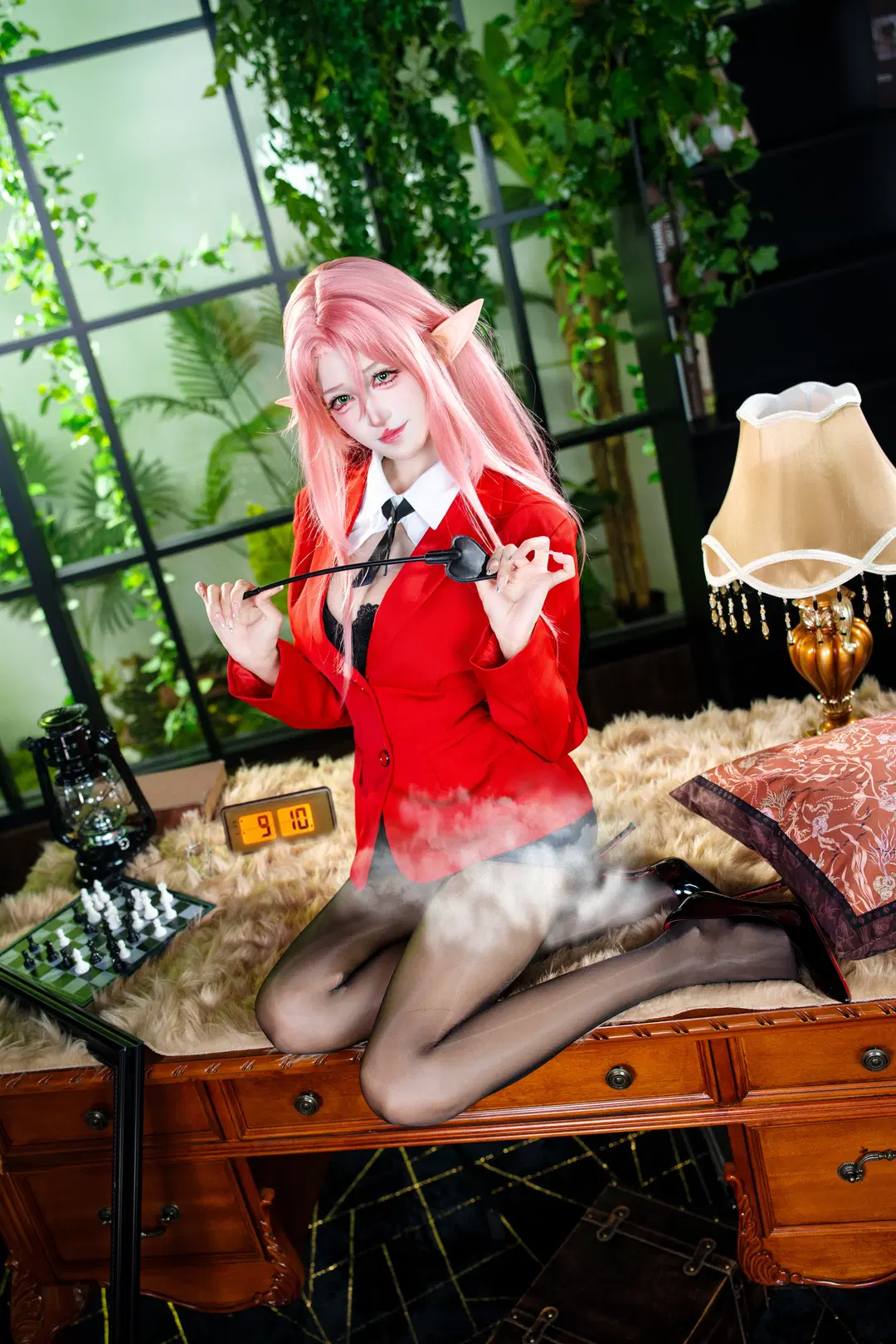 【アズールレーン デューク・オブ・ヨーク コスプレ】アズールレーン 赤スーツと黒ストッキングの優雅な佇まい - 毛风狸花猫 - 2枚目