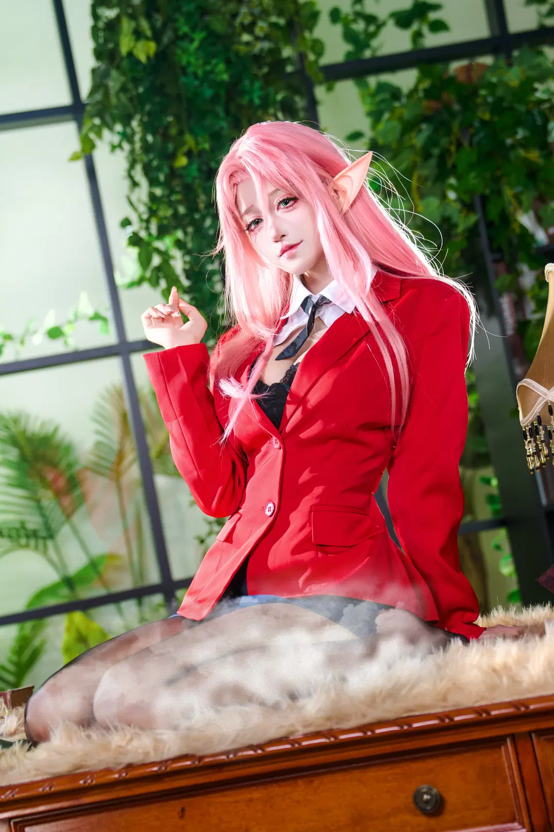 【アズールレーン デューク・オブ・ヨーク コスプレ】アズールレーン 赤スーツと黒ストッキングの優雅な佇まい - 毛风狸花猫 - 4枚目