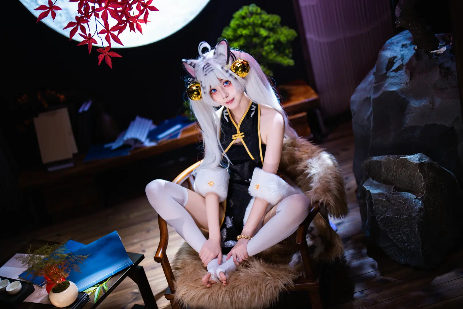 【白虎 コスプレ】アズールレーン スタジオ撮影、黒チャイナドレスと白ストッキングの紅葉の月夜 - OUKAI - 2枚目