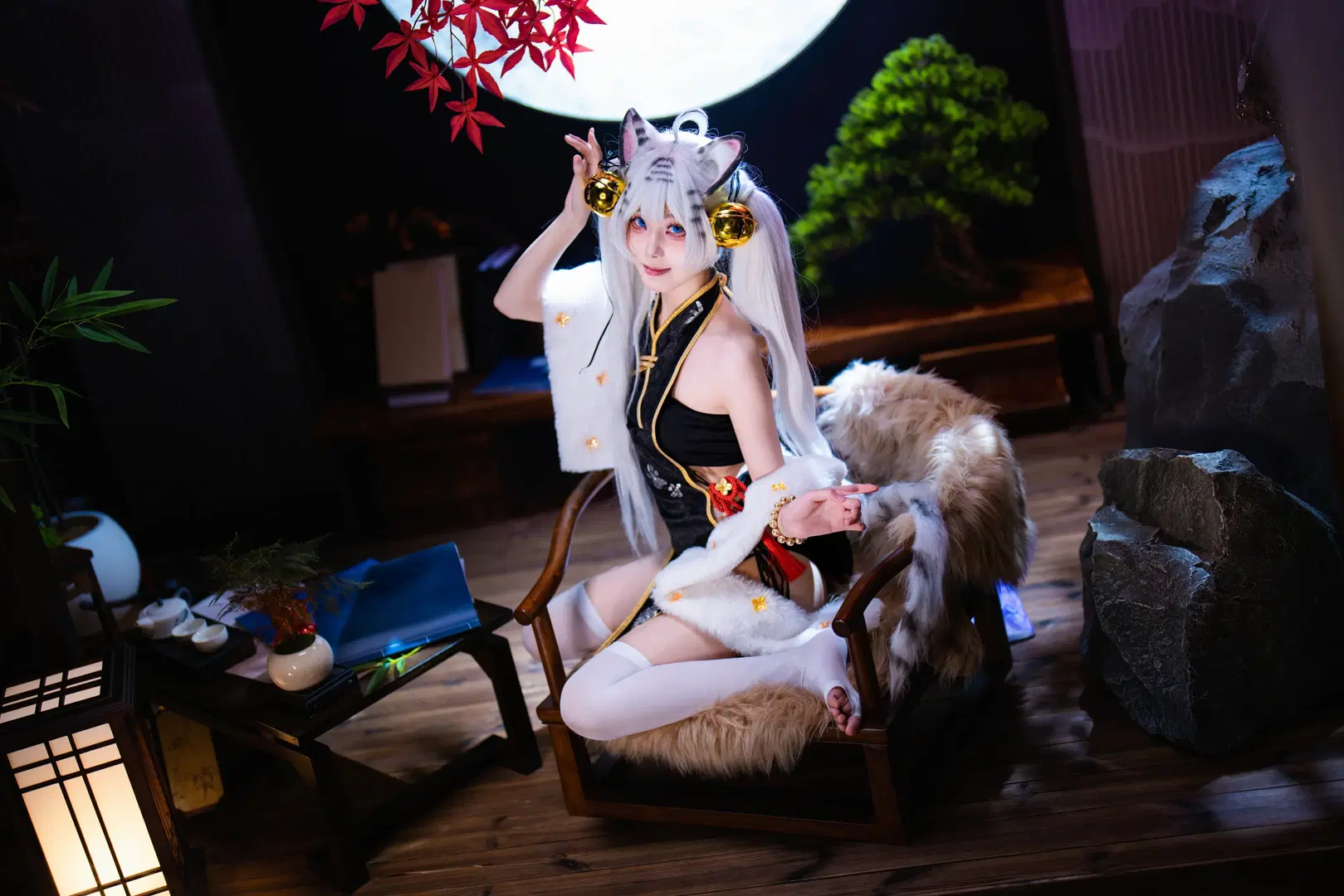 【白虎 コスプレ】アズールレーン スタジオ撮影、黒チャイナドレスと白ストッキングの紅葉の月夜 - OUKAI - 3枚目
