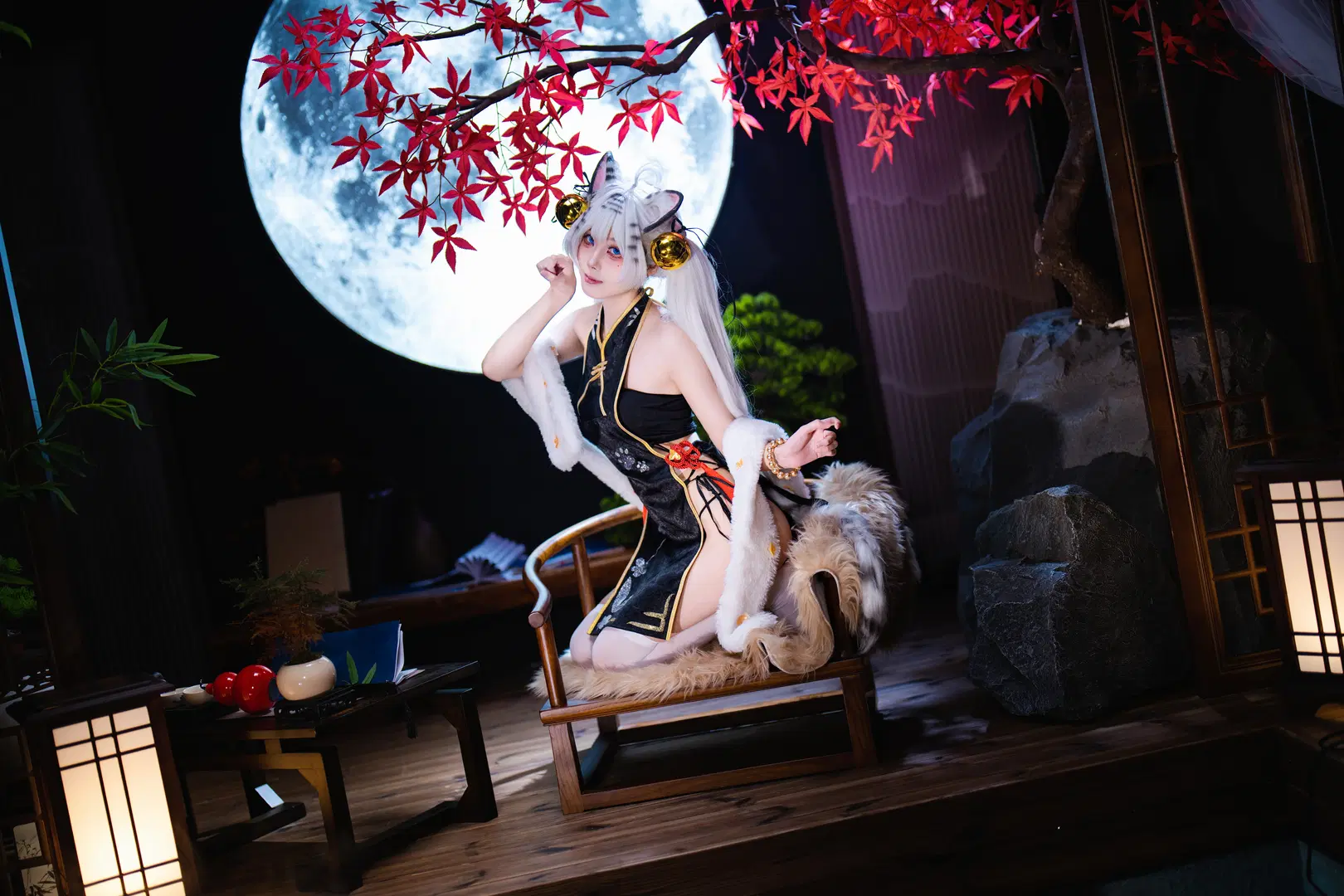 【白虎 コスプレ】アズールレーン スタジオ撮影、黒チャイナドレスと白ストッキングの紅葉の月夜 - OUKAI - 4枚目