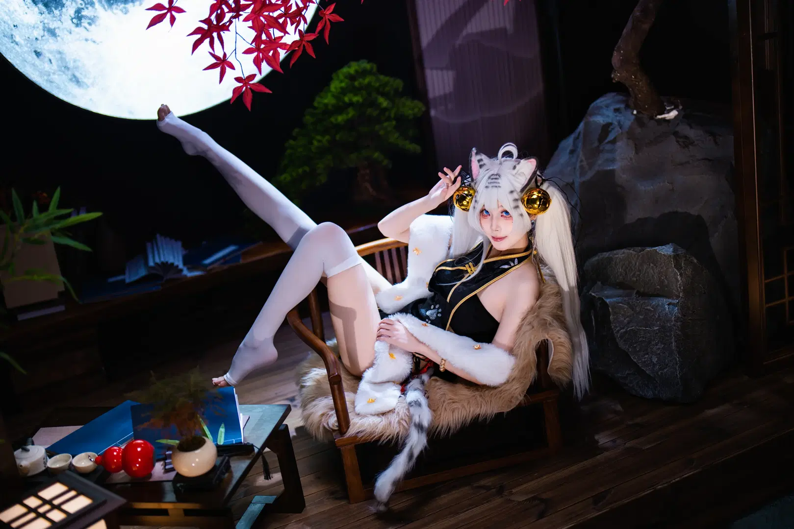 【白虎 コスプレ】アズールレーン スタジオ撮影、黒チャイナドレスと白ストッキングの紅葉の月夜 - OUKAI - 7枚目