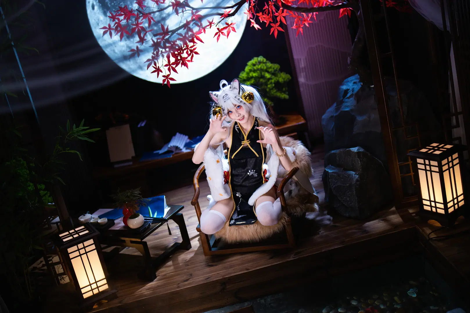 【白虎 コスプレ】アズールレーン スタジオ撮影、黒チャイナドレスと白ストッキングの紅葉の月夜 - OUKAI - 8枚目