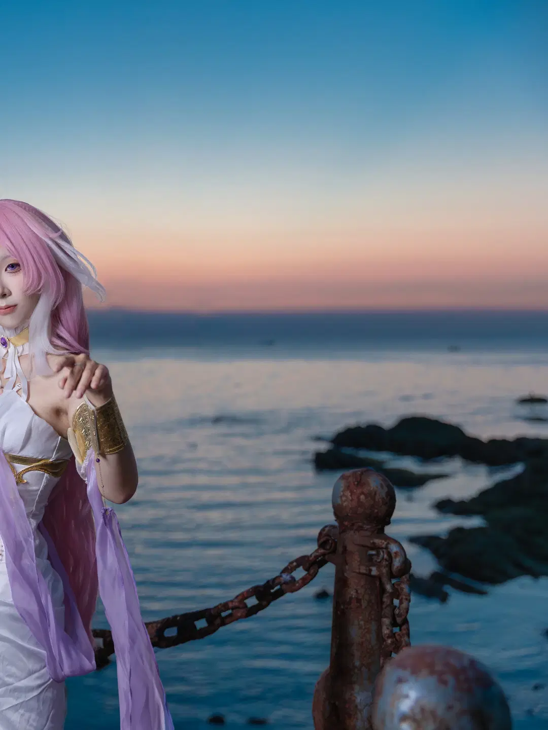 【エリシア コスプレ】夕焼けの桟橋に佇むピンクの妖精、崩壊3rdロケ記録 - 颜微moke - 2枚目