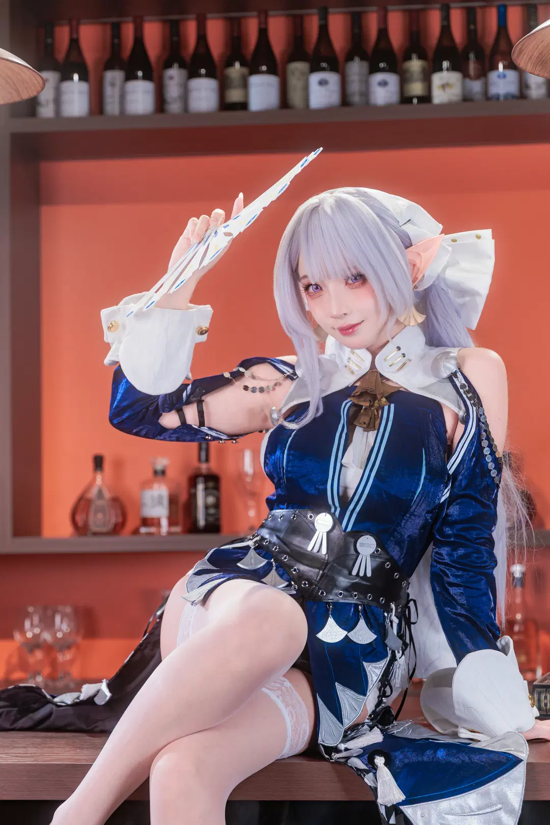 [Velina cosplay] Folding fan and White stockings in the nocturnal bar of Zenless Zone Zero by 墨离 - Image 3