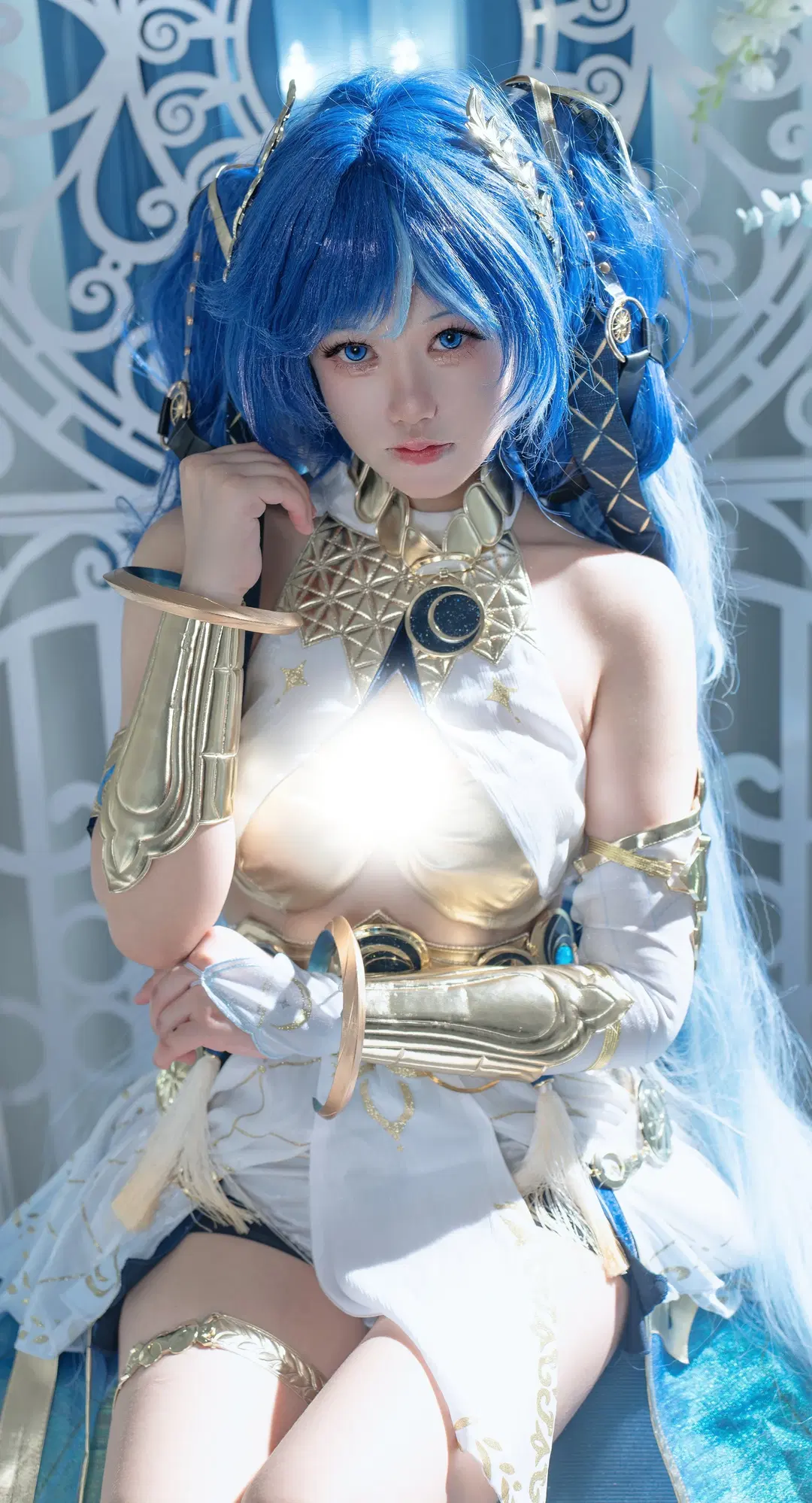 鸣潮, 金色铠甲, 二次元cosplay, 尤诺cos, 蓝发双马尾
