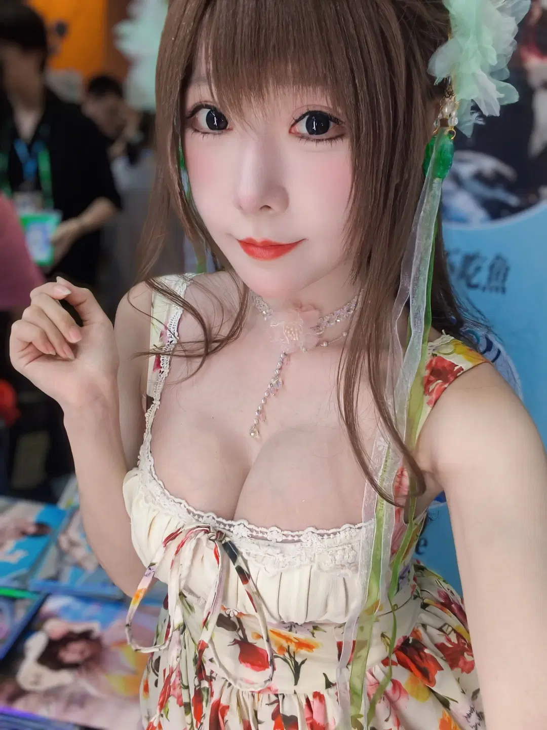 Convention autograph signing convention photos: This floral dress cosplay styling is so photogenic by 不慌Davonte - Image 2