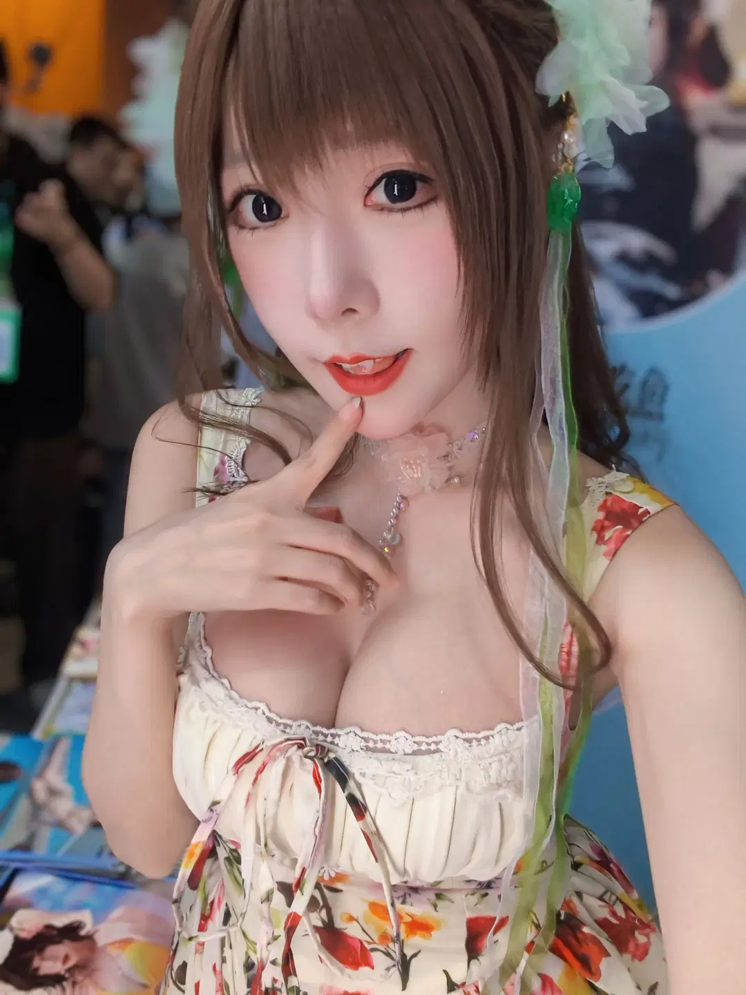 Convention autograph signing convention photos: This floral dress cosplay styling is so photogenic by 不慌Davonte - Image 3