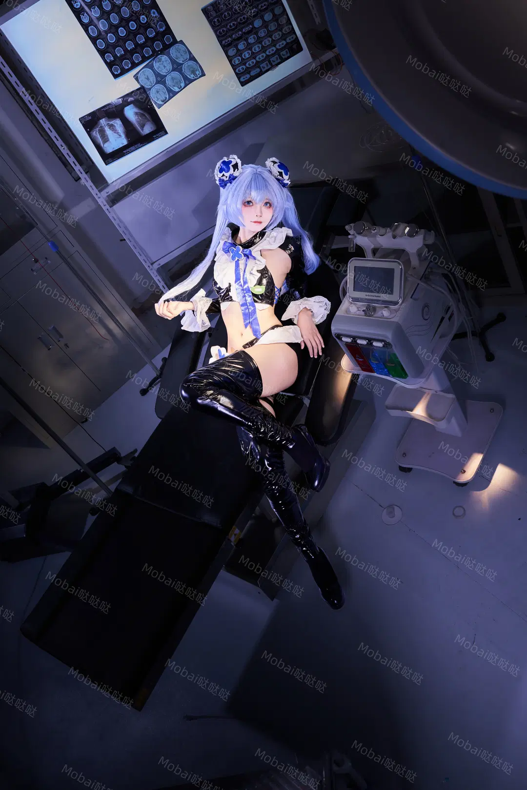 二次元コスプレ, 勝利の女神：NIKKE, SFテックウェアスタイル, 医務室のセット, 黒パテントレザーロングブーツ