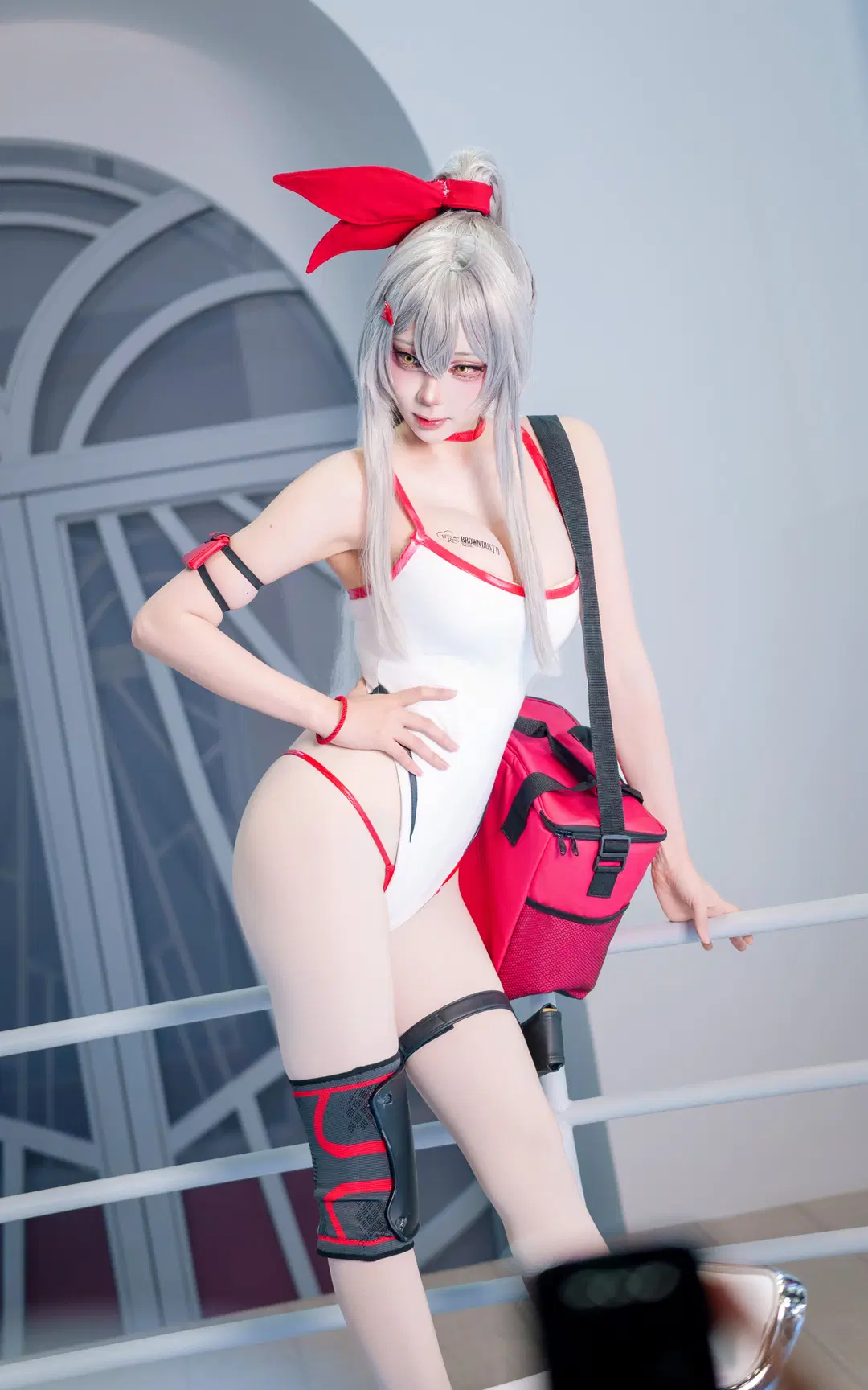 【棕色尘埃2cos】红白高叉连体衣与战术包的漫展场照 - Hellsycthe - 第3张