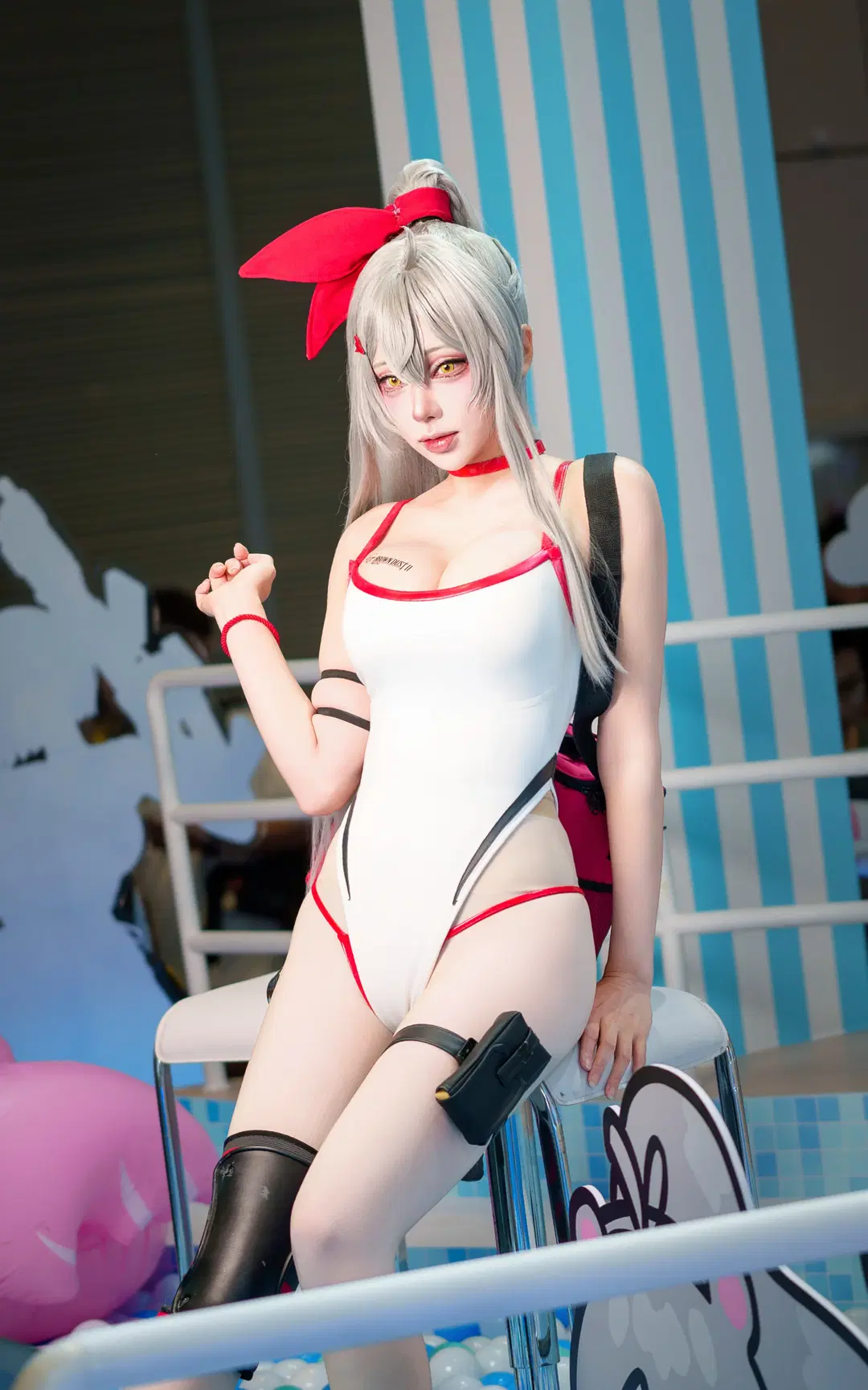 【棕色尘埃2cos】红白高叉连体衣与战术包的漫展场照 - Hellsycthe - 第4张