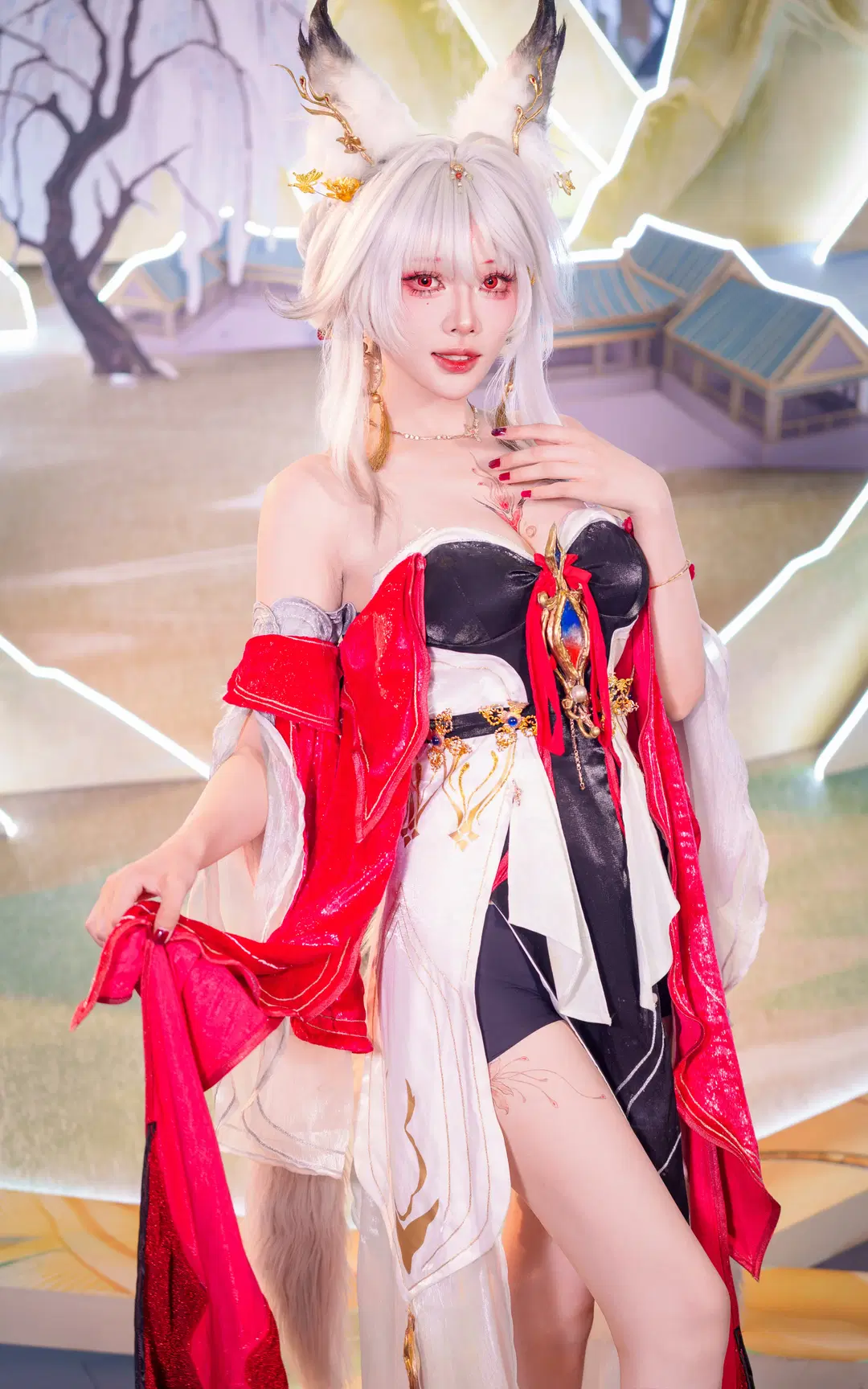 【心月狐cos】鳴潮BW2026展臺返圖，黑紅白配色的狐耳造型很搶眼 - Hellsycthe - 第2張