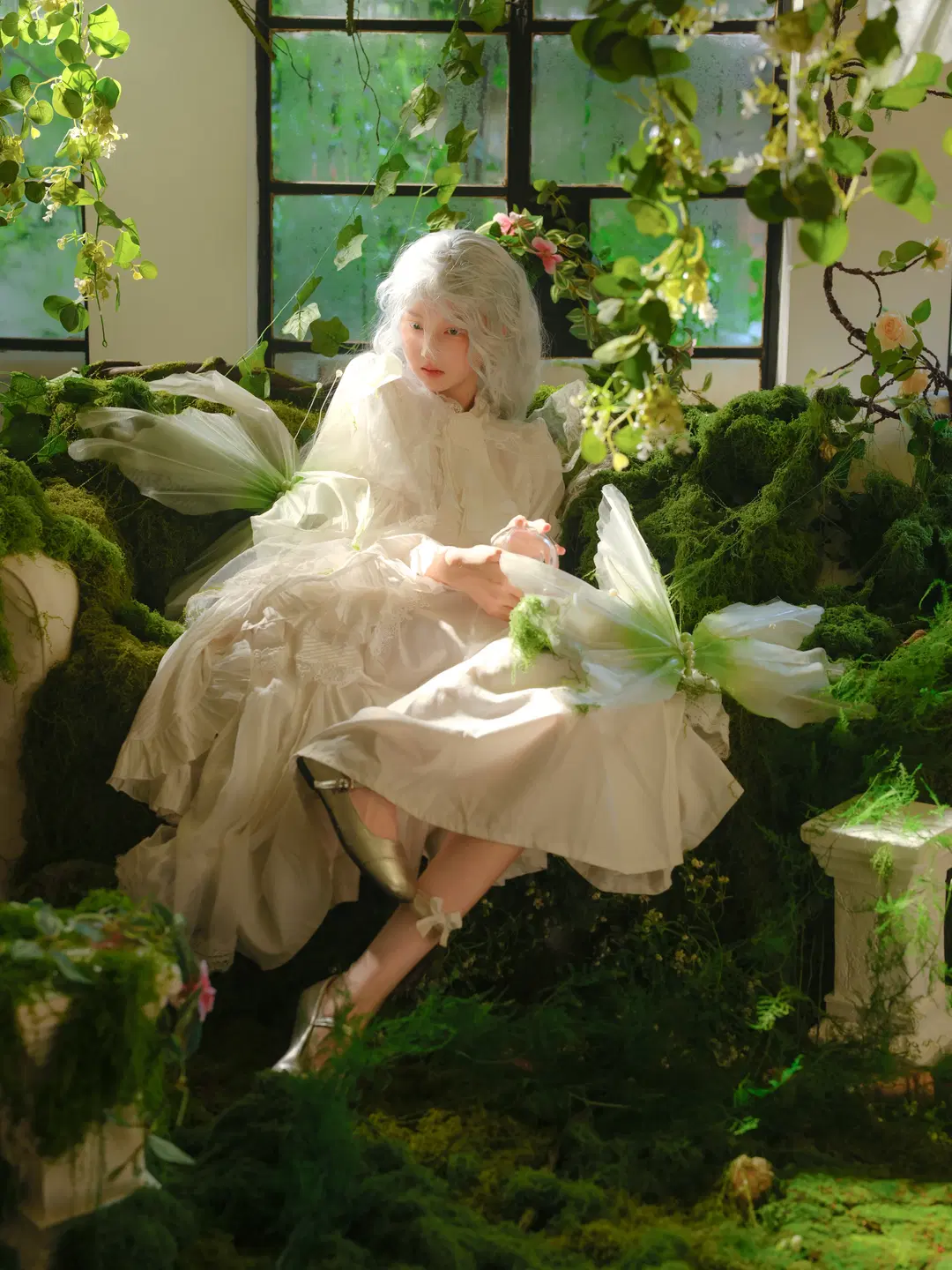 銀髪スタイル, 森系コスプレ, ドリームコア撮影, 森の雰囲気ポートレート, 苔の背景