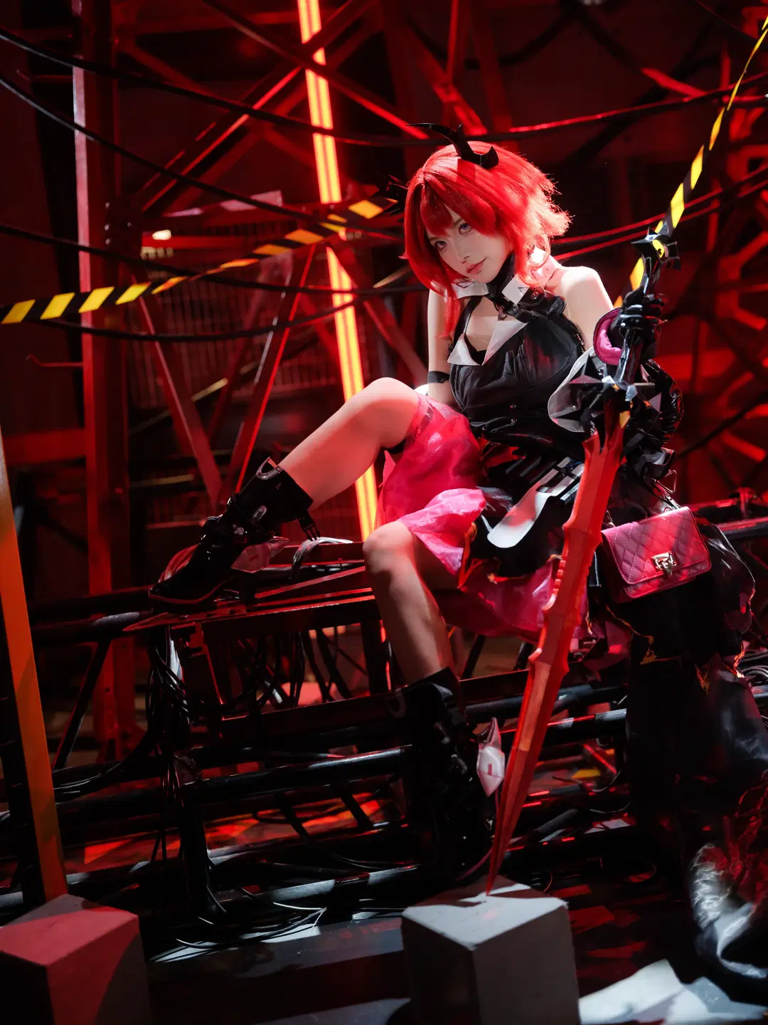アークナイツ, レーヴァテイン コスプレ, インダストリアルスタイルのシーン, 支配の律者, 赤髪の悪魔の角
