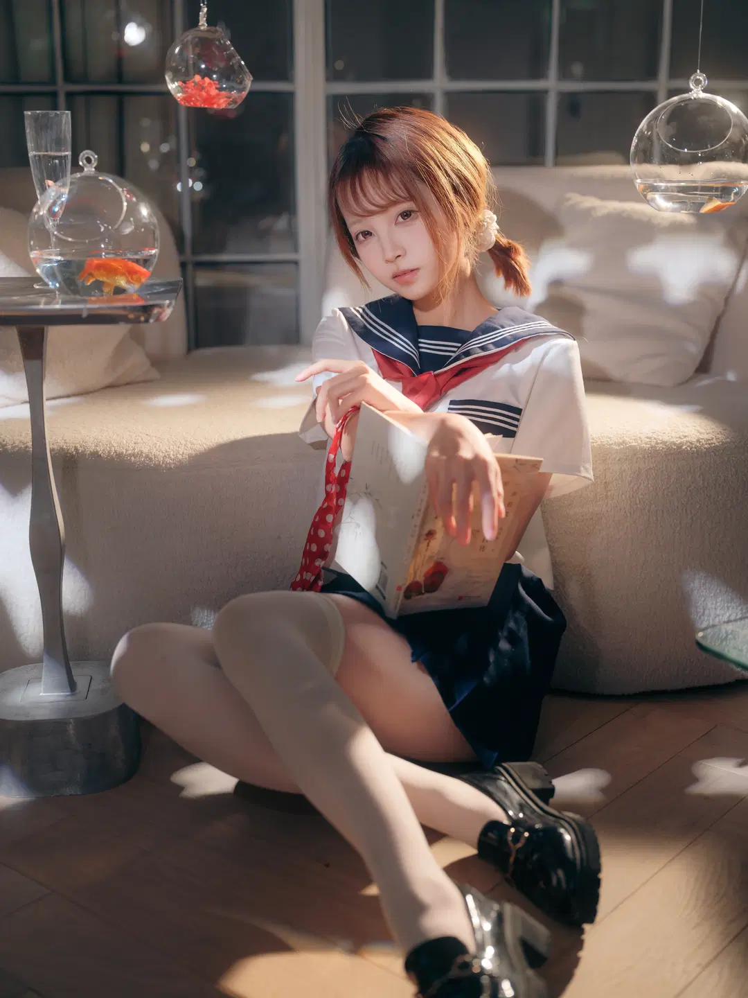白丝, 日系写真, 水手服cos, 光影氛围感, 金鱼摄影