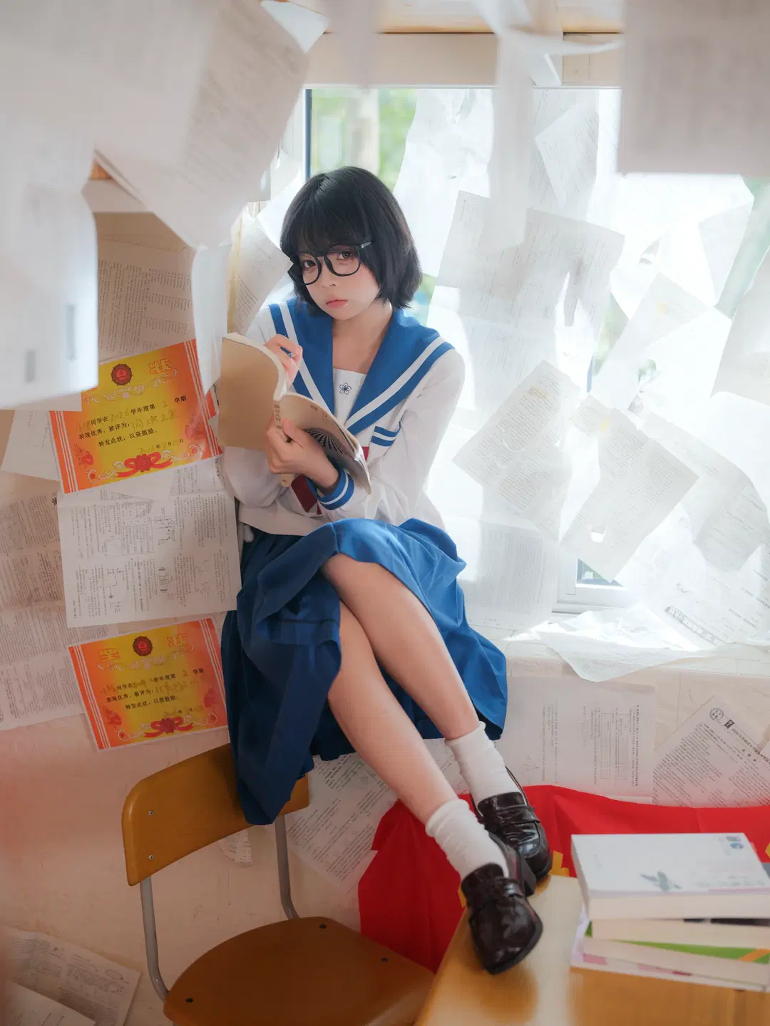 Shot an Ultra-Atmospheric JK Uniform Portrait in a Classroom Covered in Exam Papers by 皮皮皮皮皮皮蛋 - Image 2