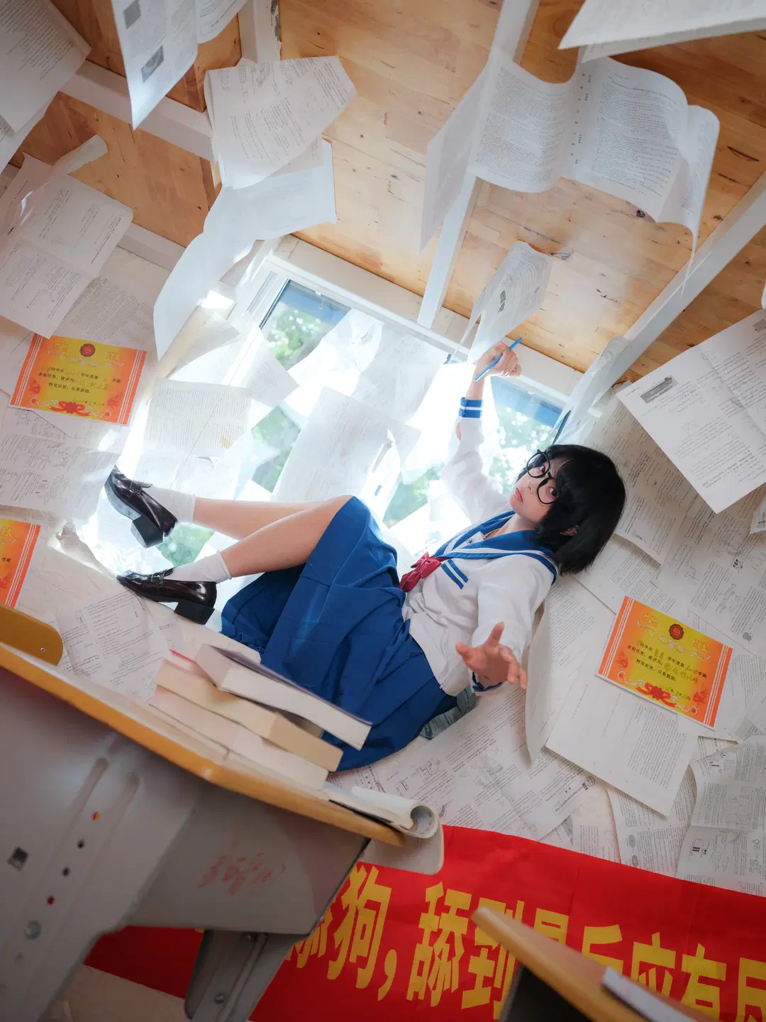 Shot an Ultra-Atmospheric JK Uniform Portrait in a Classroom Covered in Exam Papers by 皮皮皮皮皮皮蛋 - Image 3