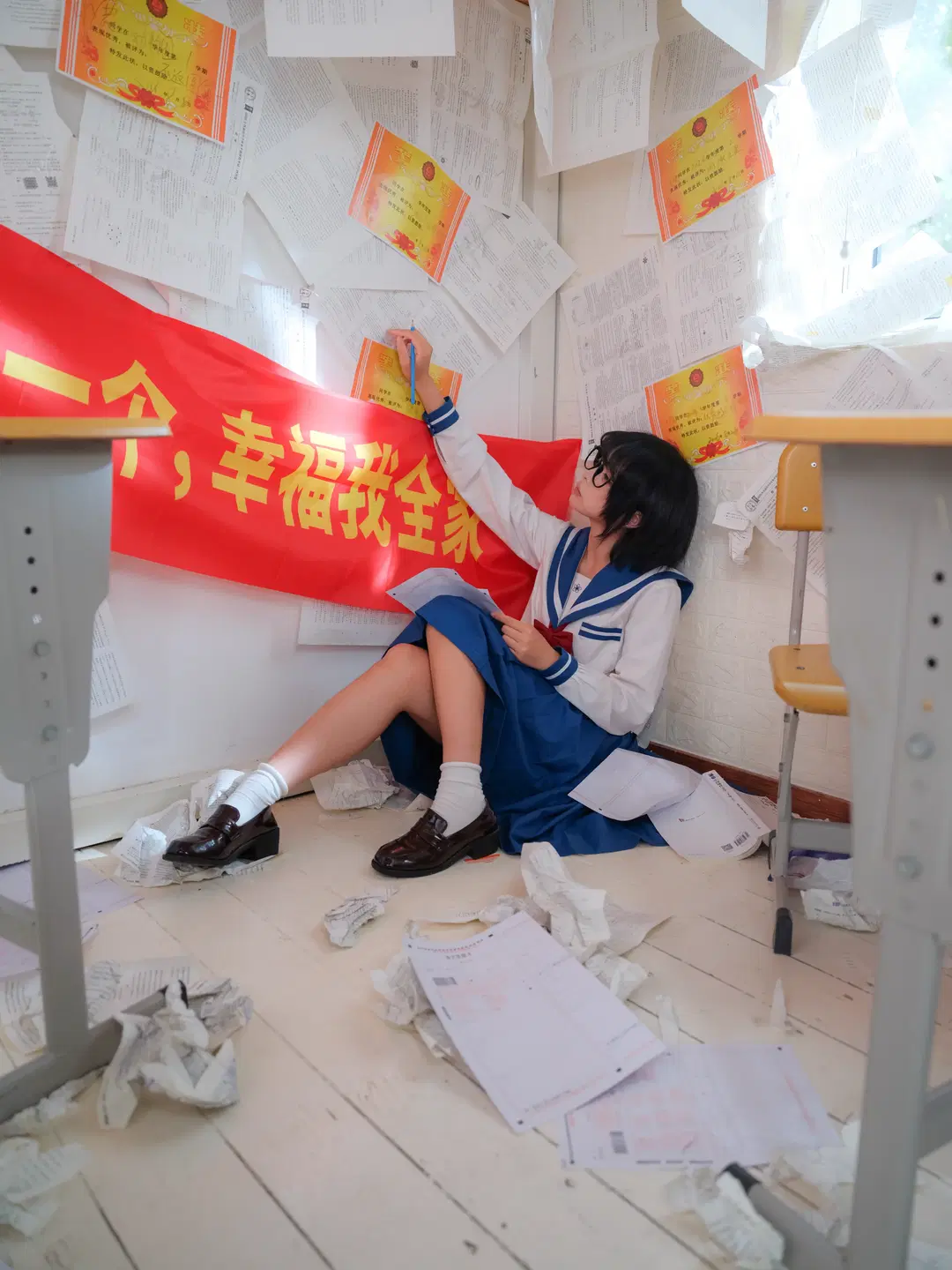 Shot an Ultra-Atmospheric JK Uniform Portrait in a Classroom Covered in Exam Papers by 皮皮皮皮皮皮蛋 - Image 4