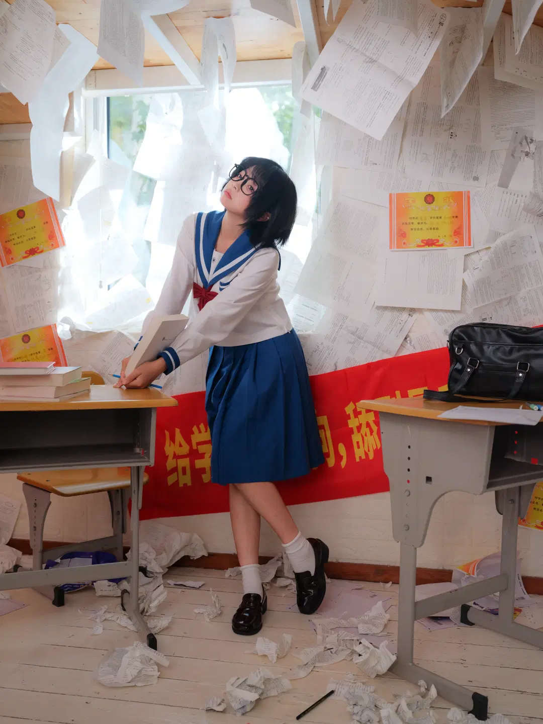 Shot an Ultra-Atmospheric JK Uniform Portrait in a Classroom Covered in Exam Papers by 皮皮皮皮皮皮蛋 - Image 5