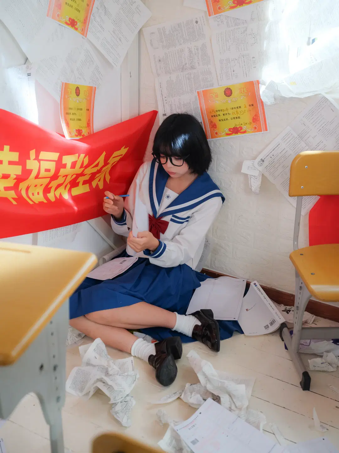Shot an Ultra-Atmospheric JK Uniform Portrait in a Classroom Covered in Exam Papers by 皮皮皮皮皮皮蛋 - Image 6