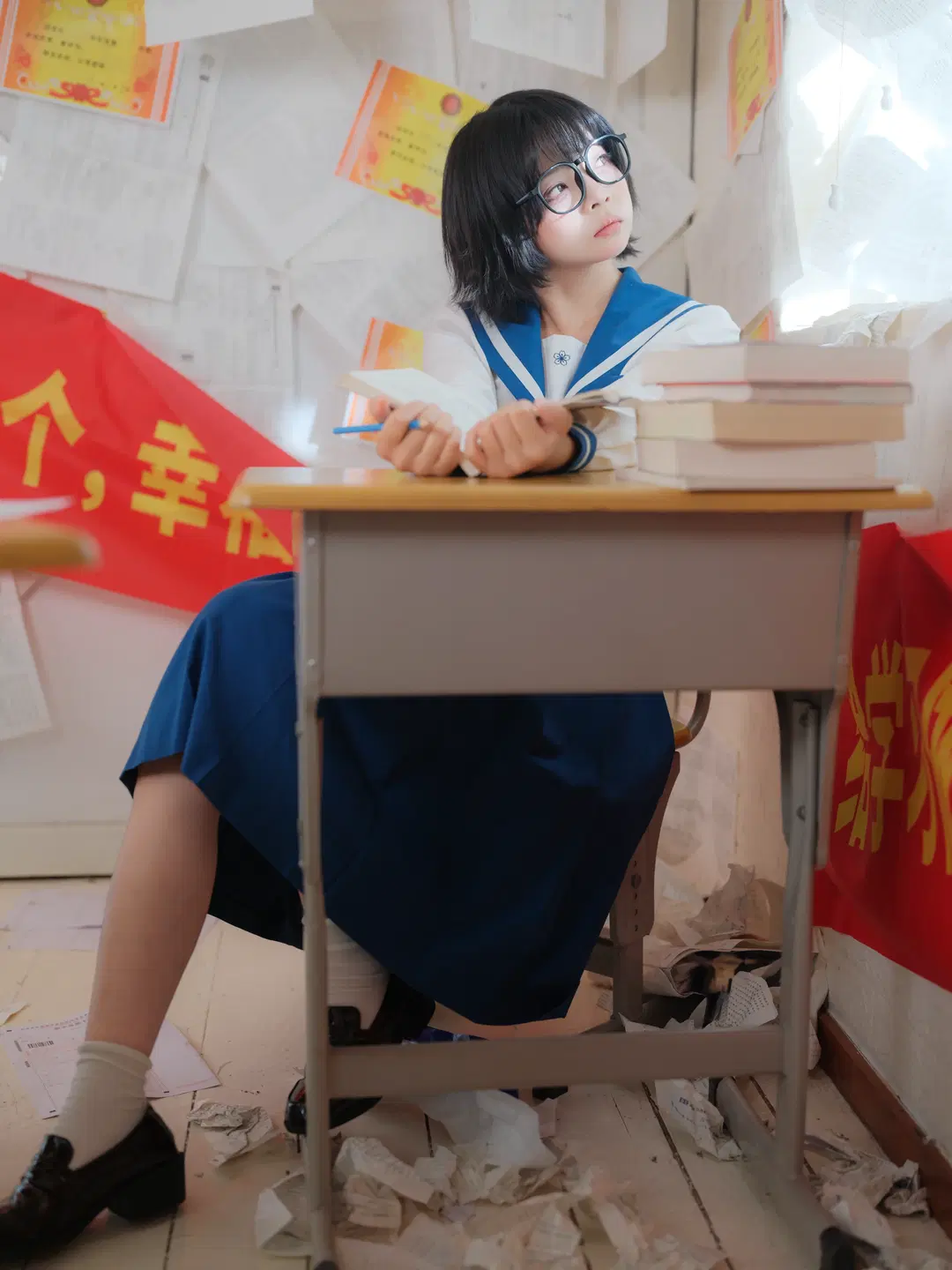 Shot an Ultra-Atmospheric JK Uniform Portrait in a Classroom Covered in Exam Papers by 皮皮皮皮皮皮蛋 - Image 7