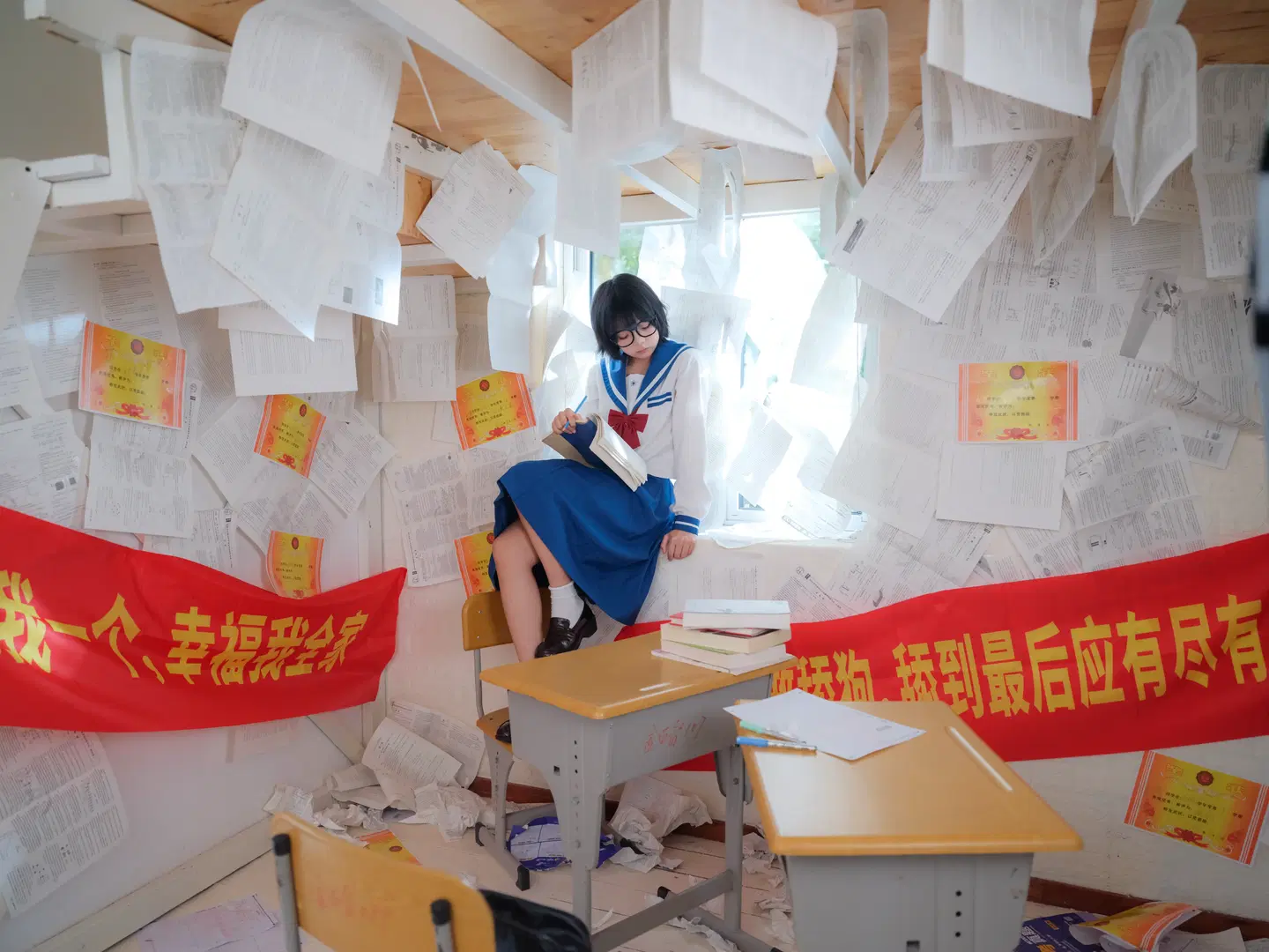 Shot an Ultra-Atmospheric JK Uniform Portrait in a Classroom Covered in Exam Papers by 皮皮皮皮皮皮蛋 - Image 8