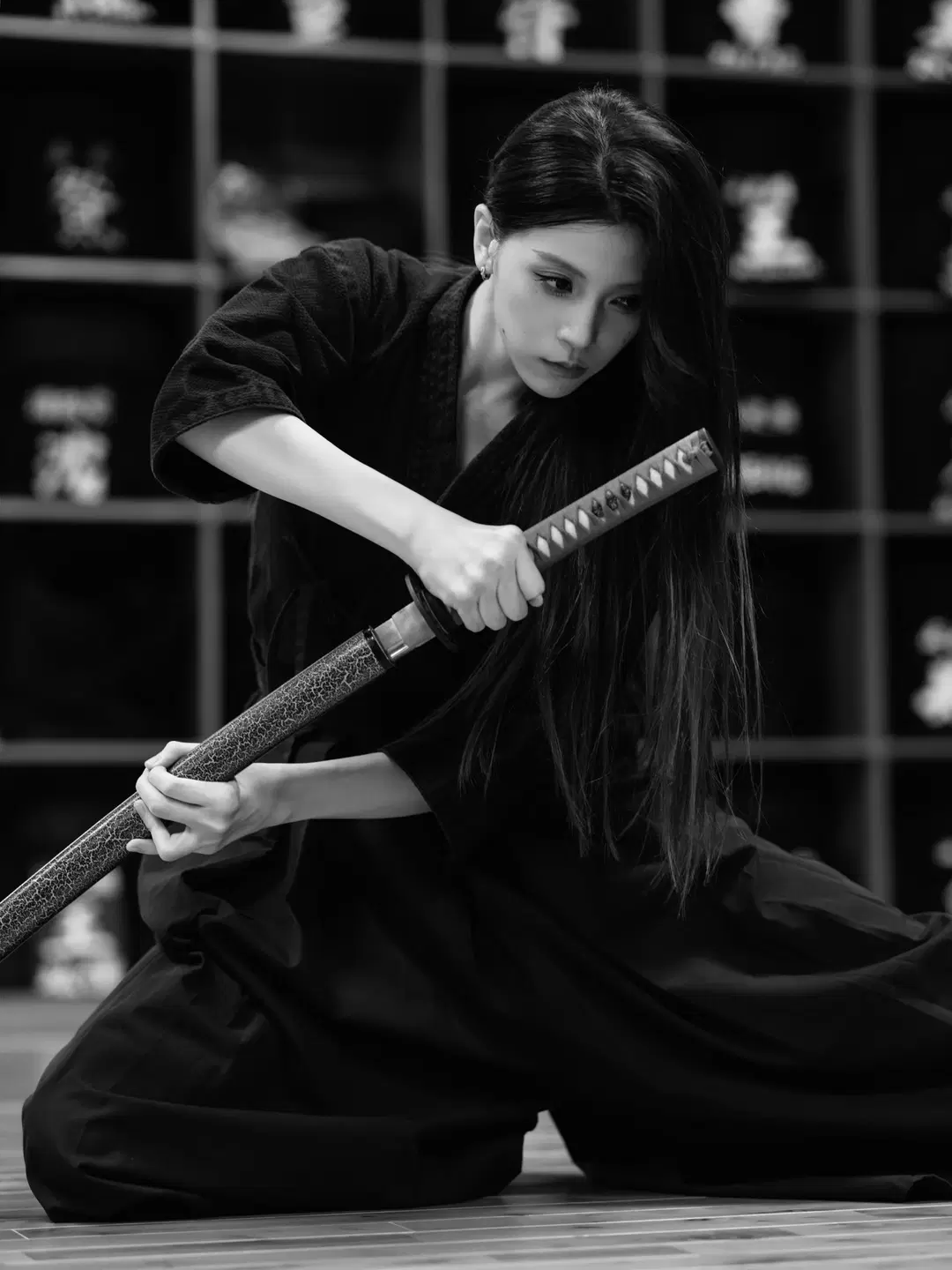 武术少女, 剑道写真, 黑白摄影, 和风氛围, 日本刀