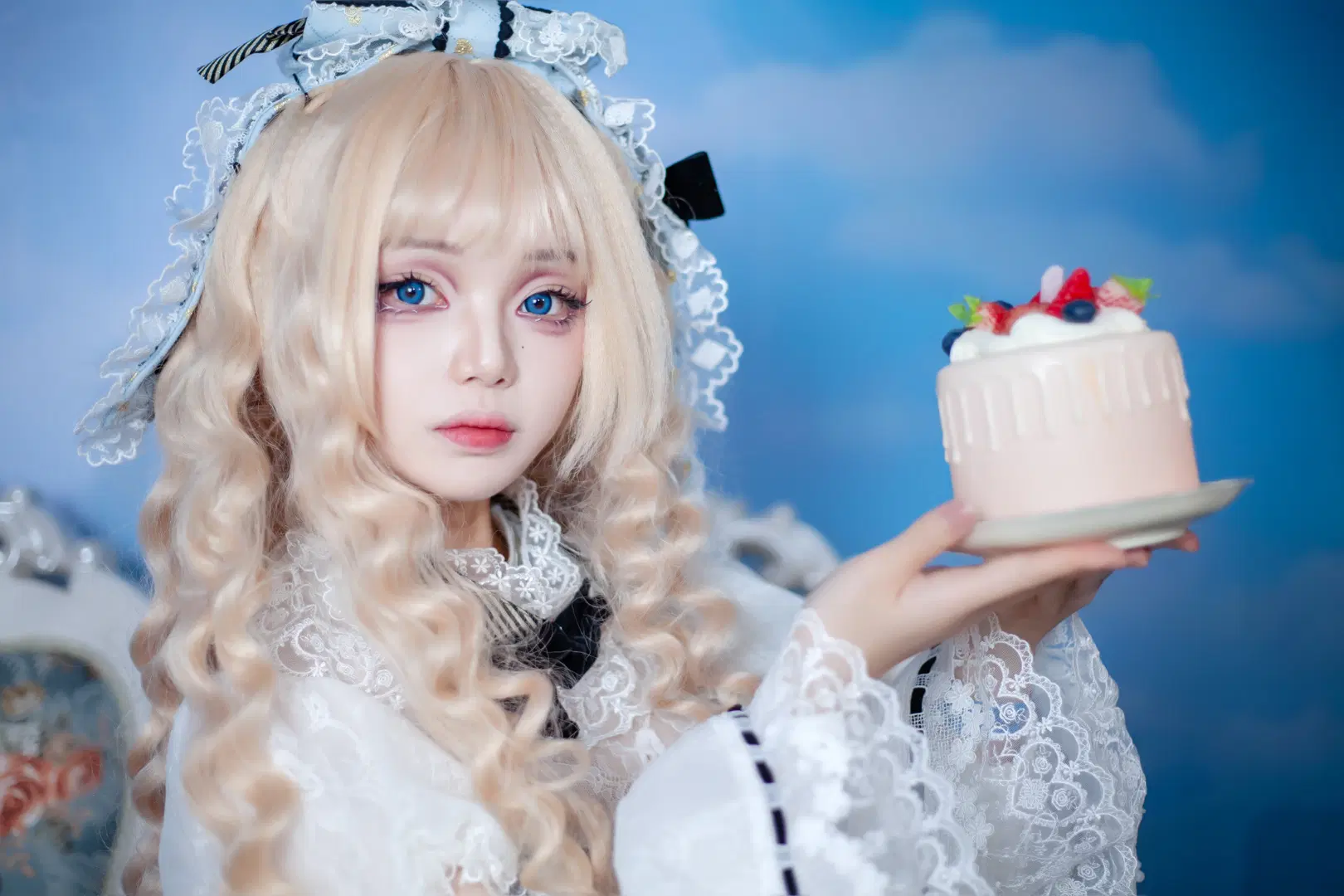 金髪碧眼の生き人形が誘う雲の上のティーパーティー、スイーツと紡ぐ優雅な午後 - 酷玩ICe - 3枚目