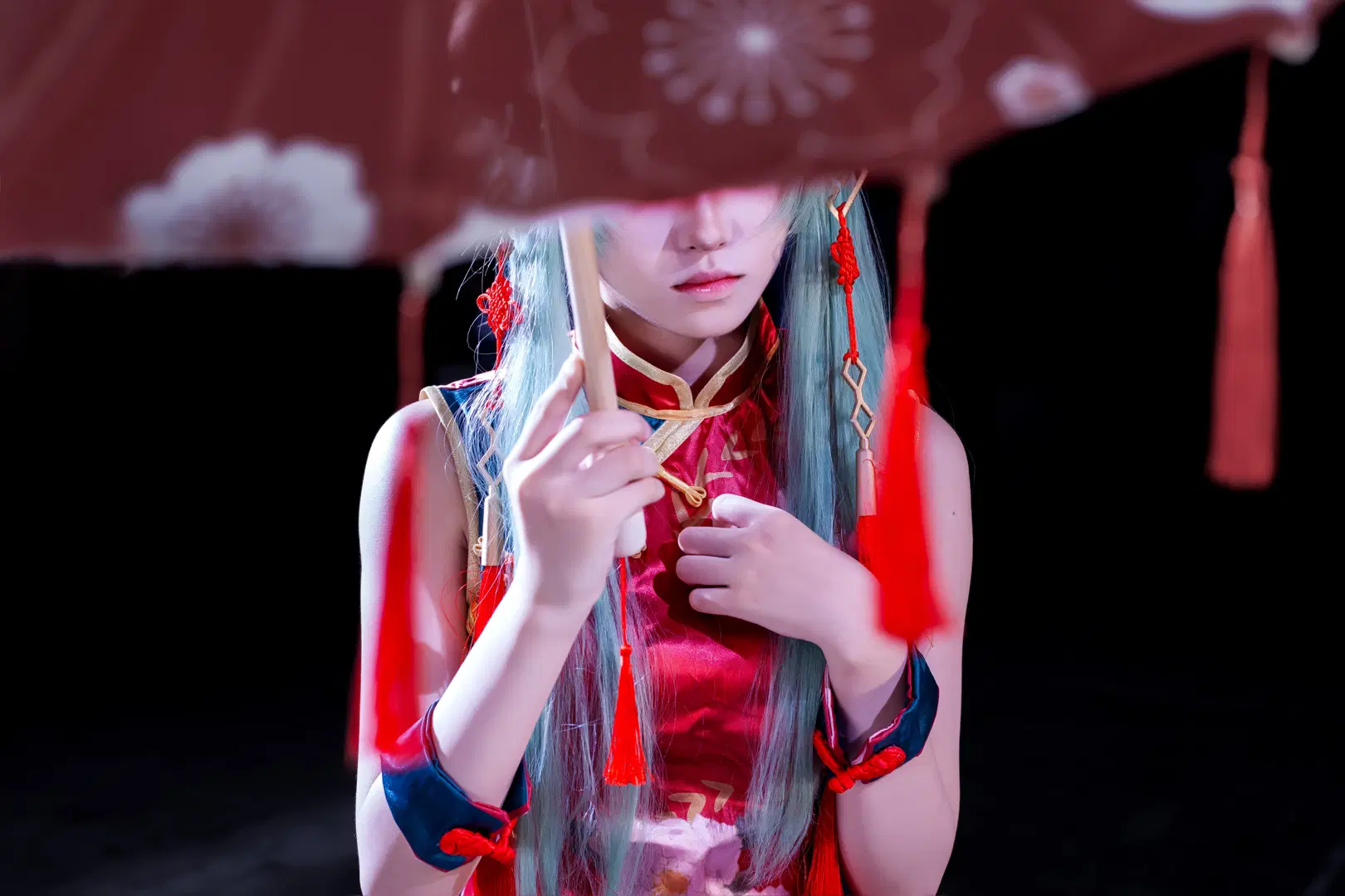 [C.C. cosplay] Code Geass: Lelouch of the Rebellion: Red Peony Qipao Showcases Chinese Witch Aura by 酷玩ICe - Image 3