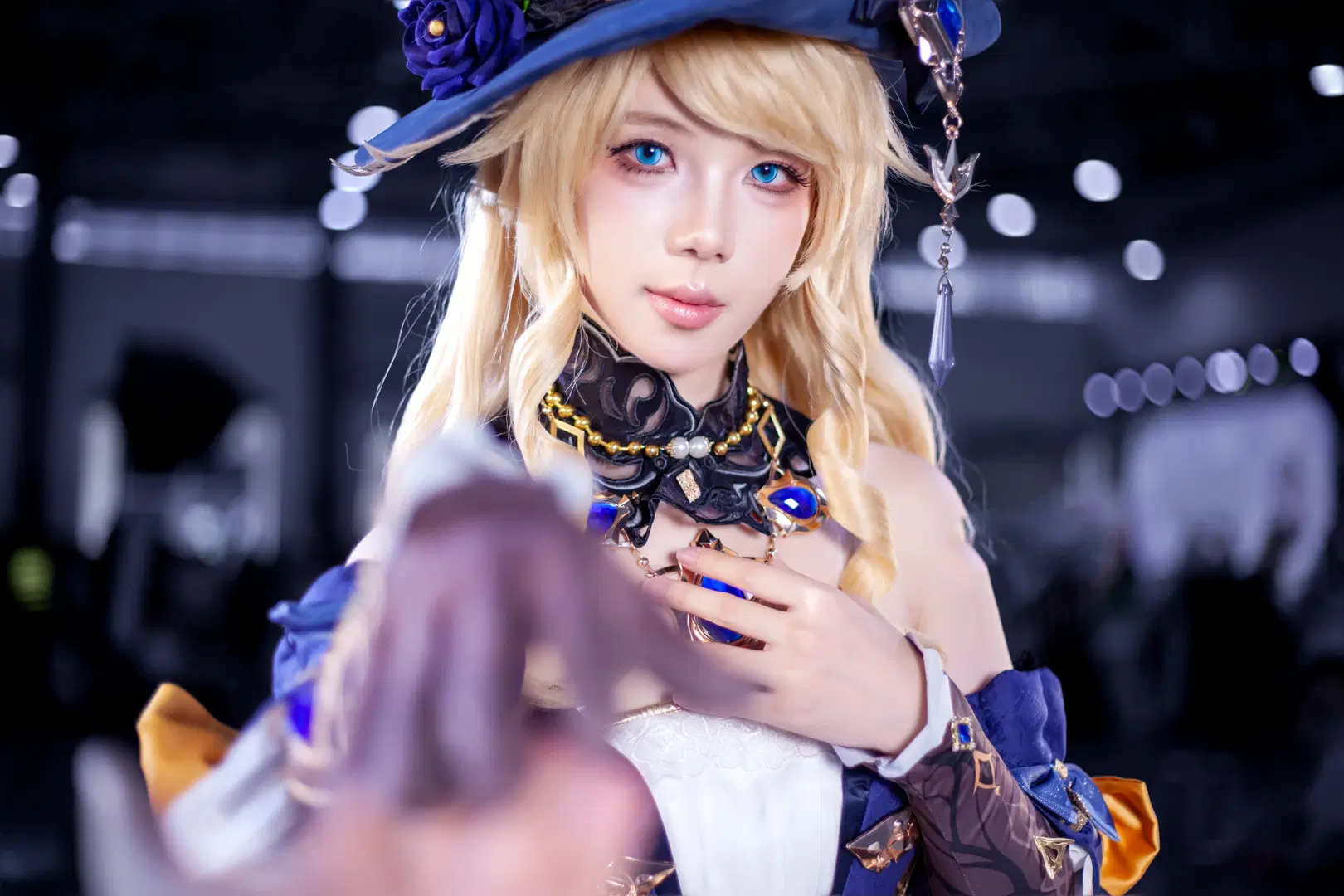【Navia cosplay】Genshin Impact: President of Spina di Rosula in Blue and Gold Dress by 酷玩ICe - Image 4