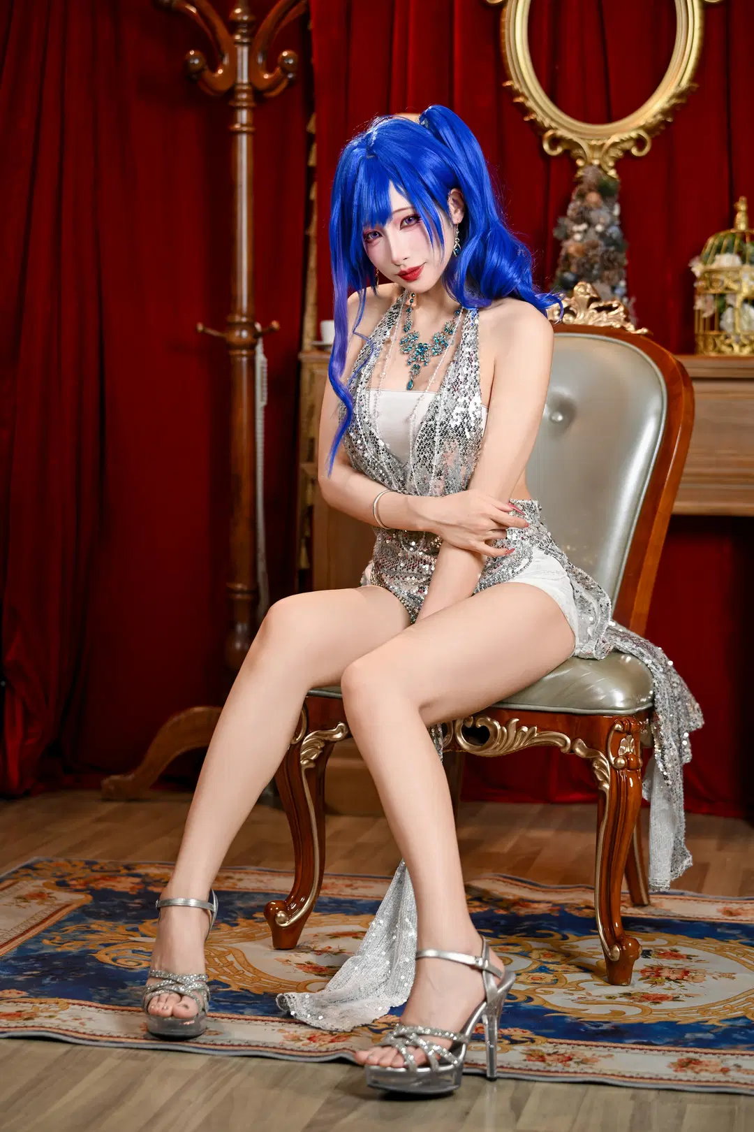 コスプレ, レトロなシーン, 青いツインテール, スパンコールコーデ, 気品のあるお姉様