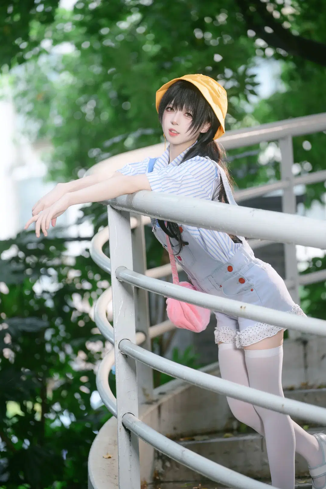 绿意包围的森系写真，蓝白条纹背带裤搭配白丝过膝袜 - 摄小白 - 第2张